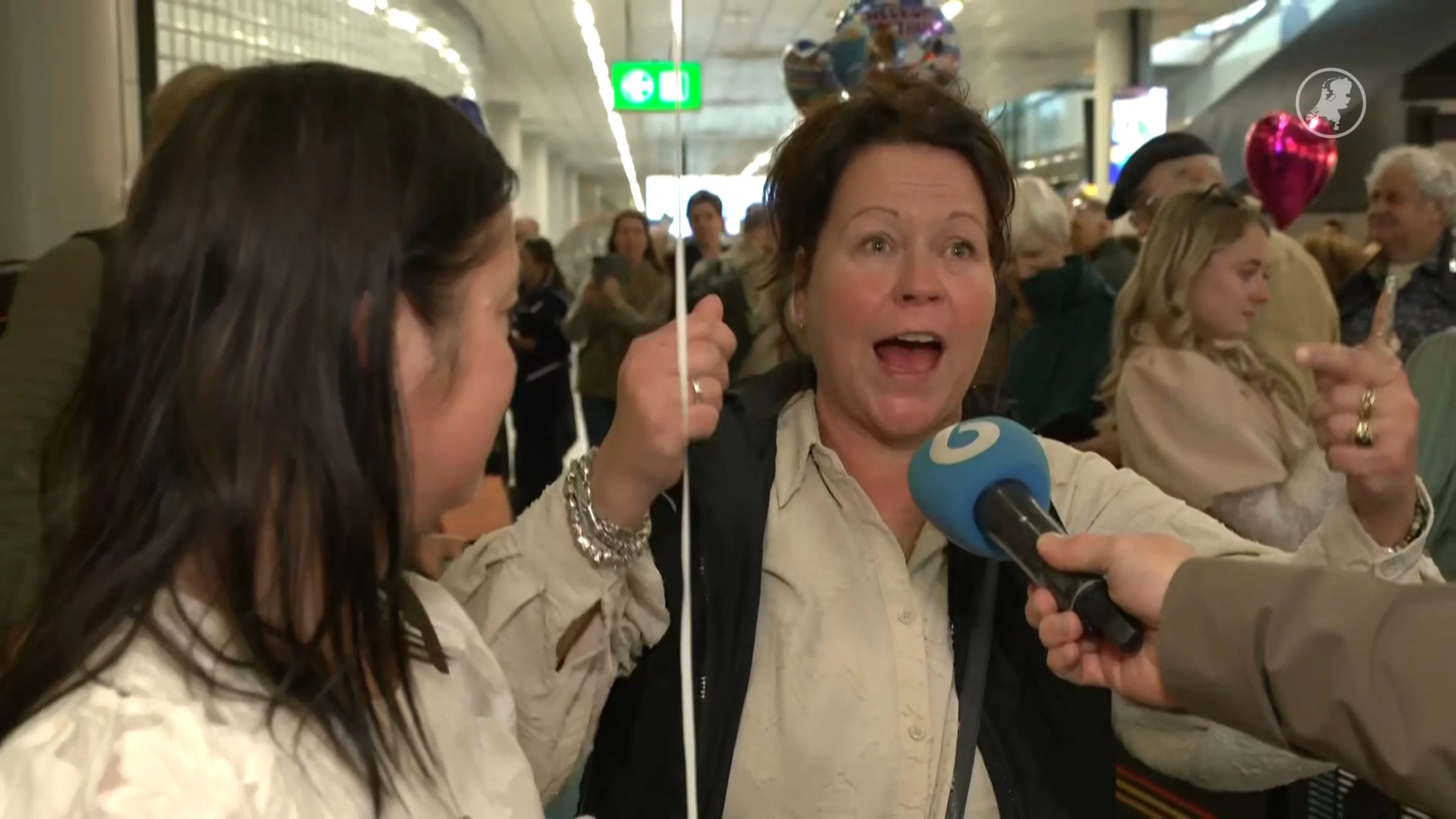 Tranen en blijdschap op Schiphol: weer groep Nederlanders terug uit Golfregio