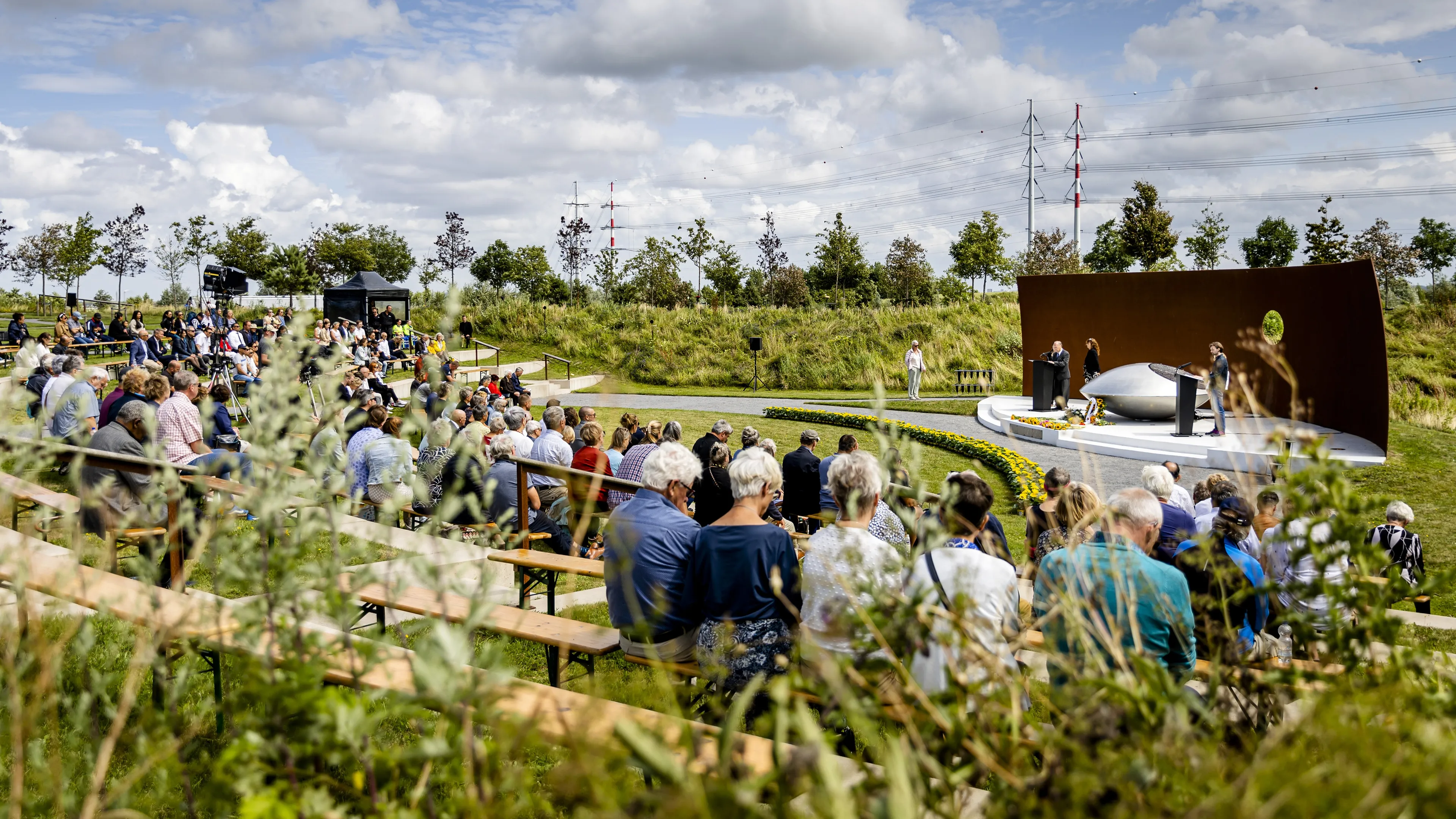 Indringende herdenking MH17-ramp na jaar van 'impactvolle gebeurtenissen en emoties'