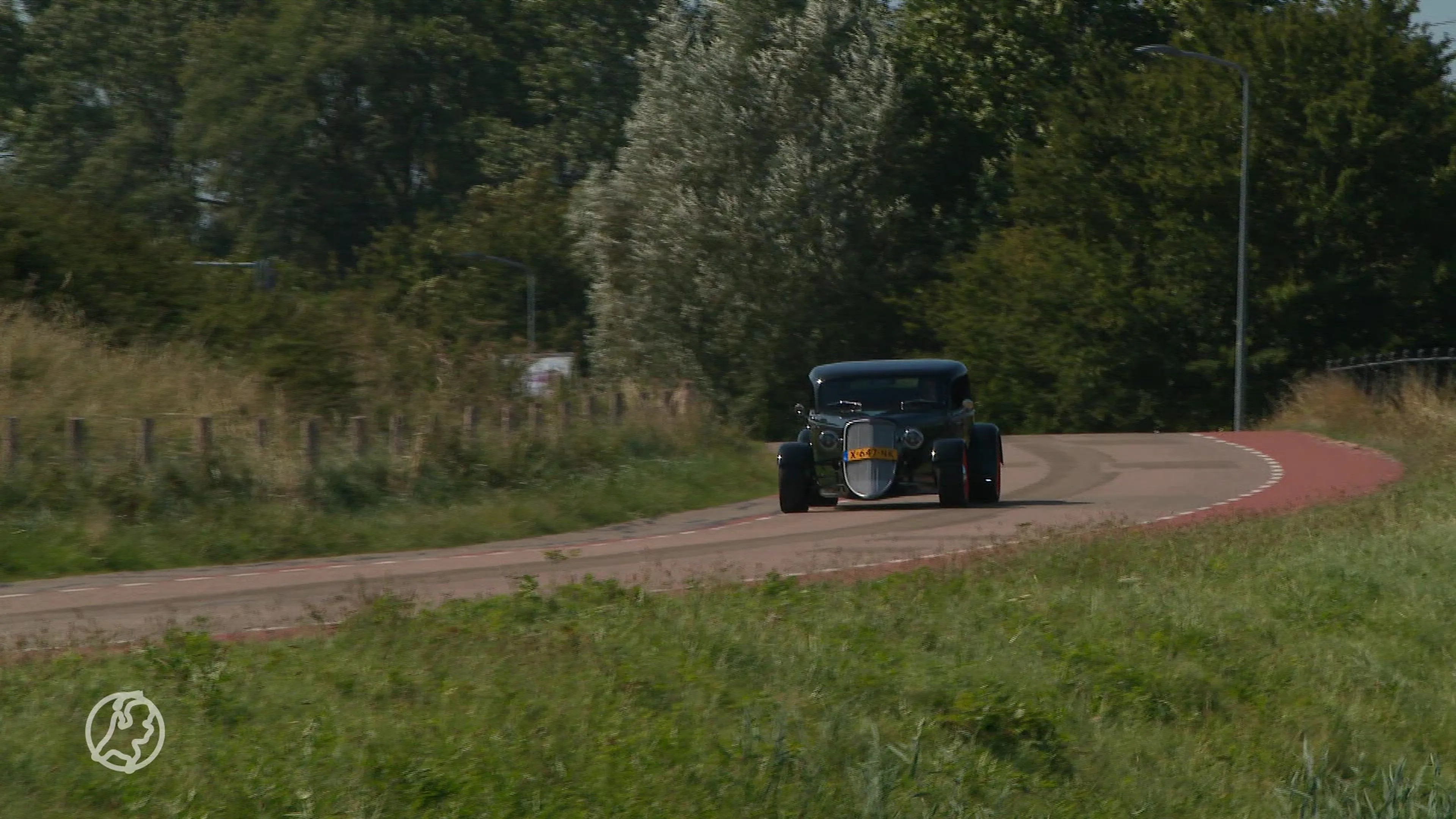 Jasper bouwde zijn eigen, legale, elektrische auto (die eruitziet als een oldtimer)