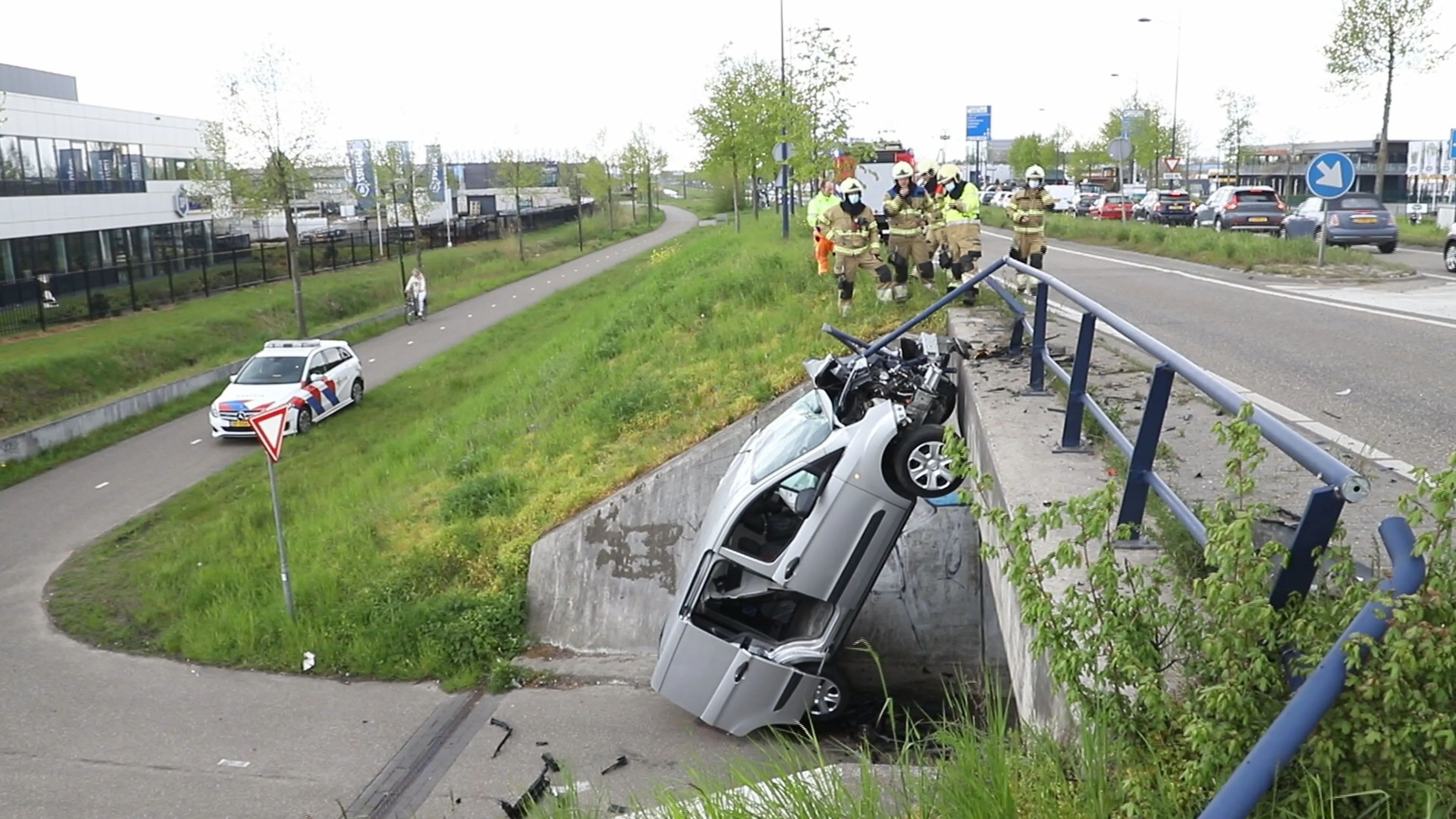 Bestelwagen doorboord met ijzeren staaf, valt van brug