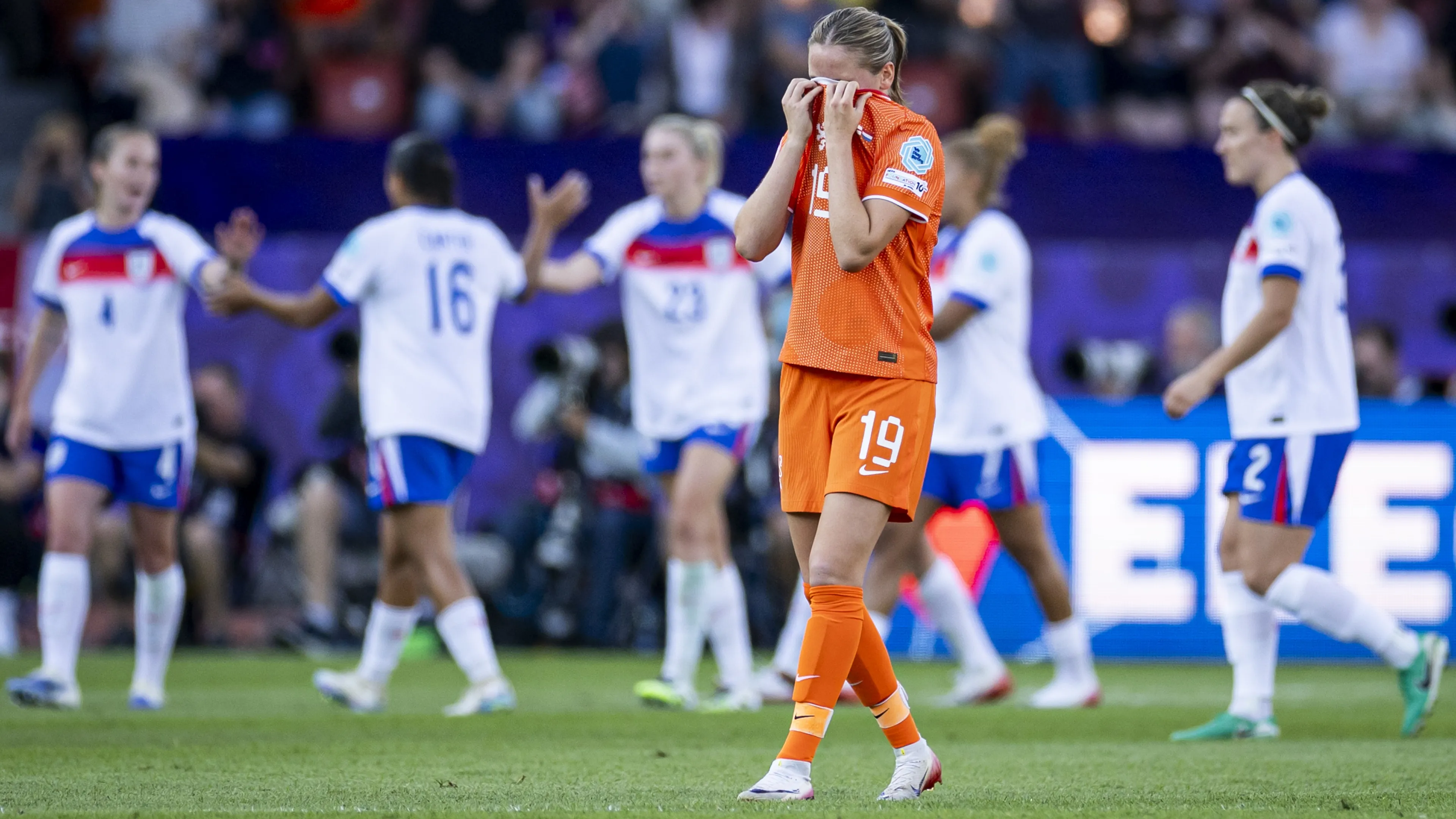 Oranjeleeuwinnen flink onderuit op EK: 4-0 tegen titelverdediger Engeland