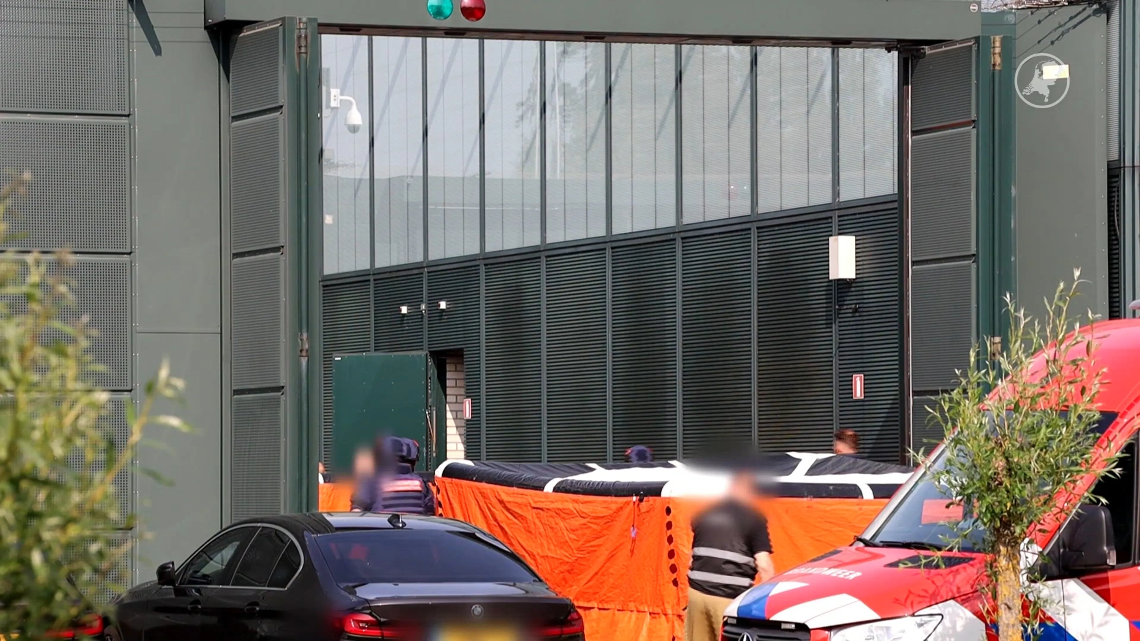 Gedetineerde staat op het van dak tbs-kliniek Oostvaarders in Almere