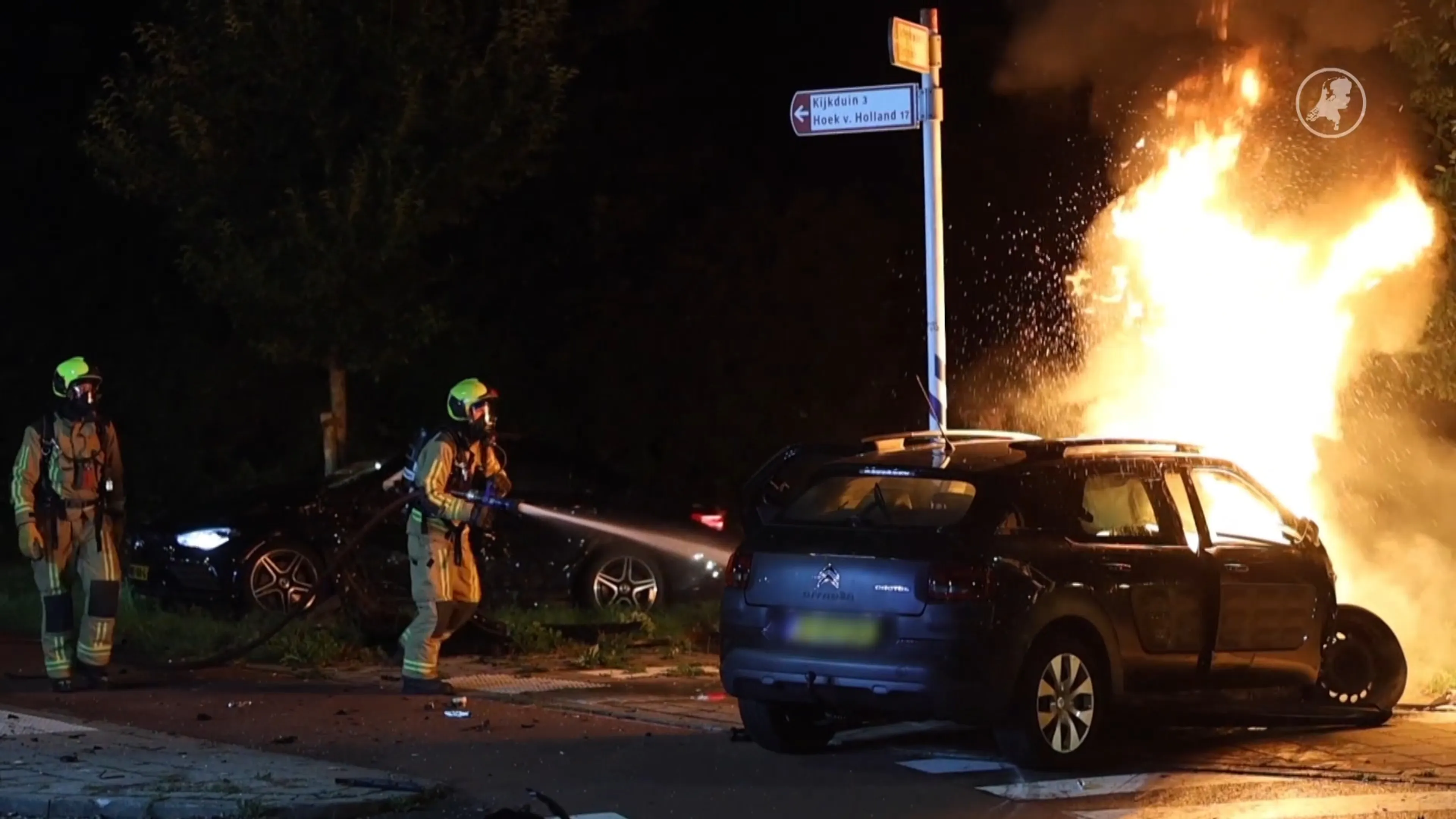 Auto in lichterlaaie na zware crash in Den Haag: vier gewonden