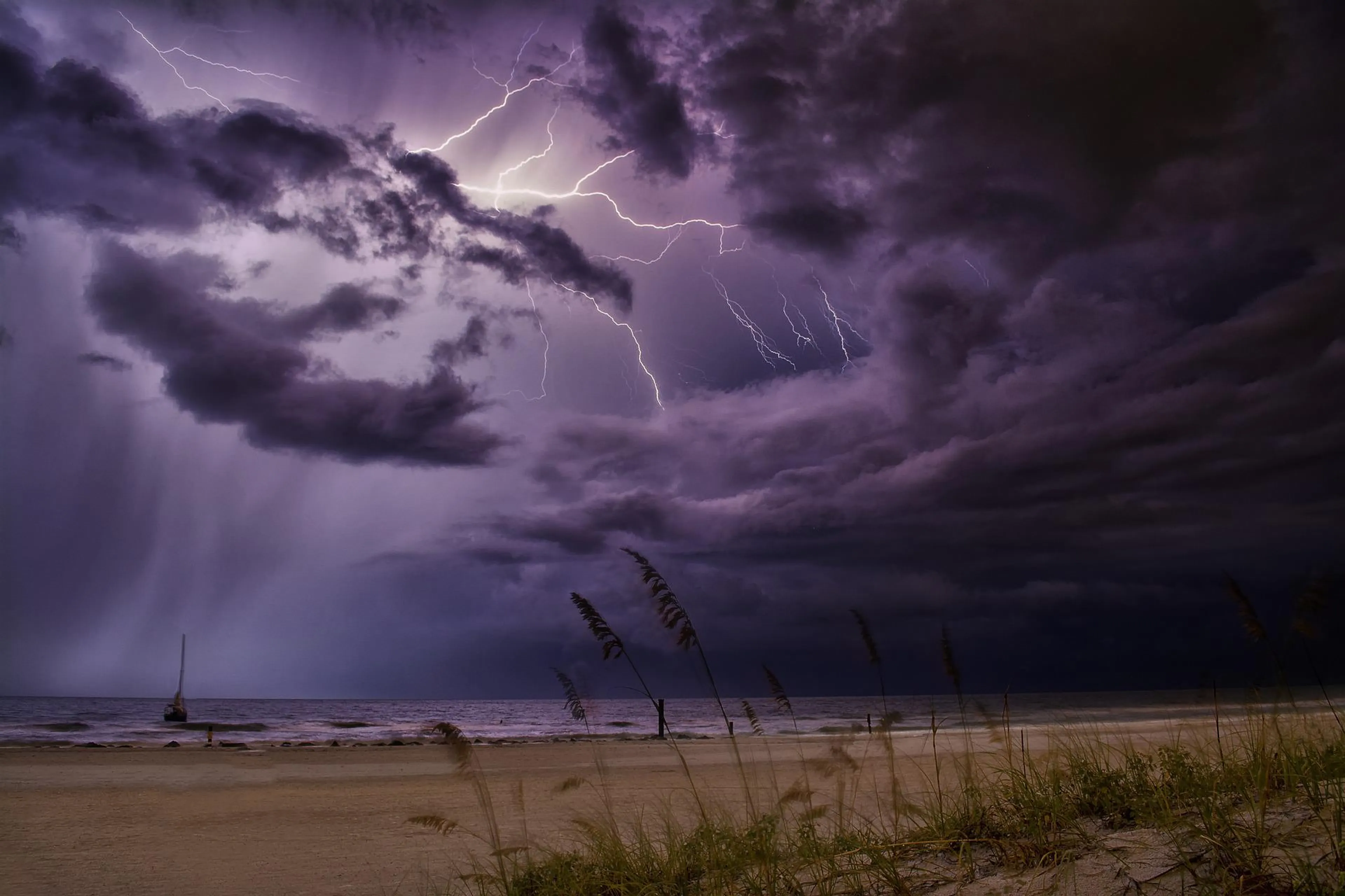 Onweer en regen houden aan: forse buien verwacht