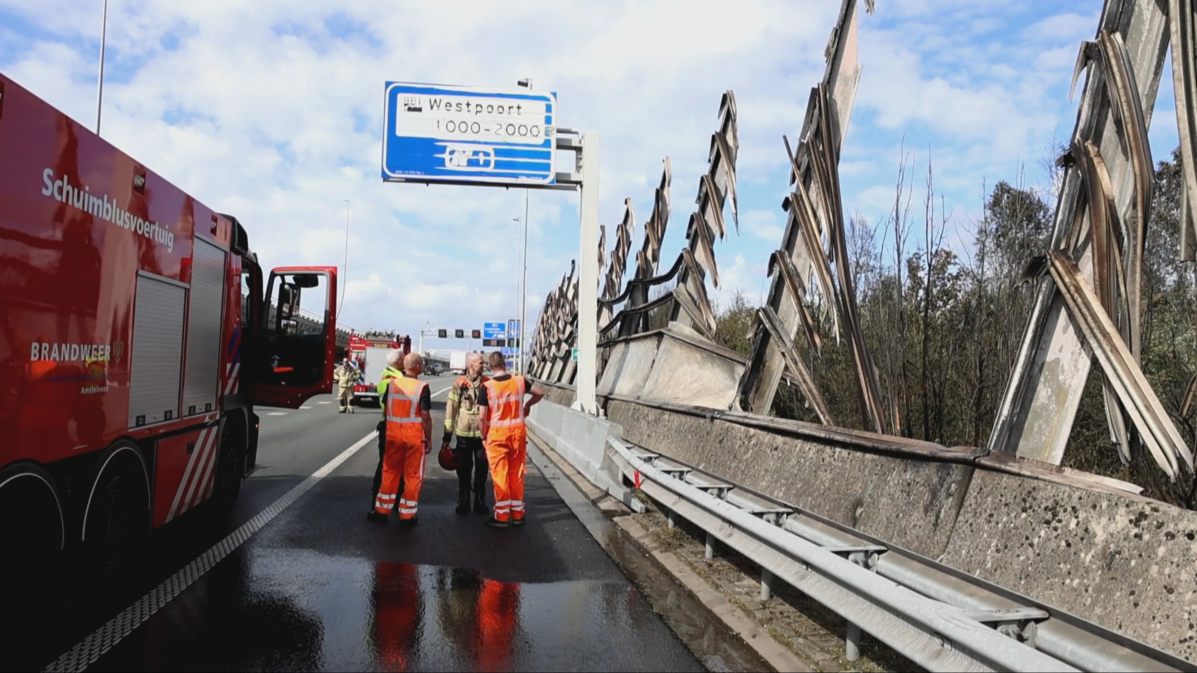 Geluidswal langs A10 in lichterlaaie, rookwolk boven snelweg