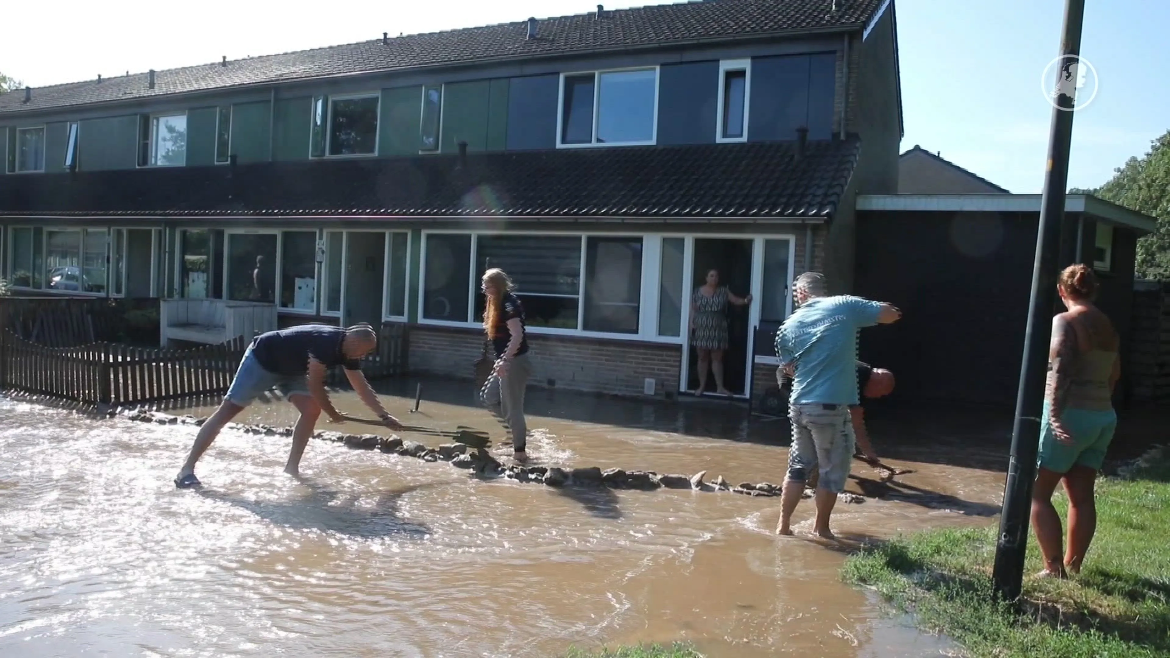 Grote waterleidingbreuk zet straat in Apeldoorn blank