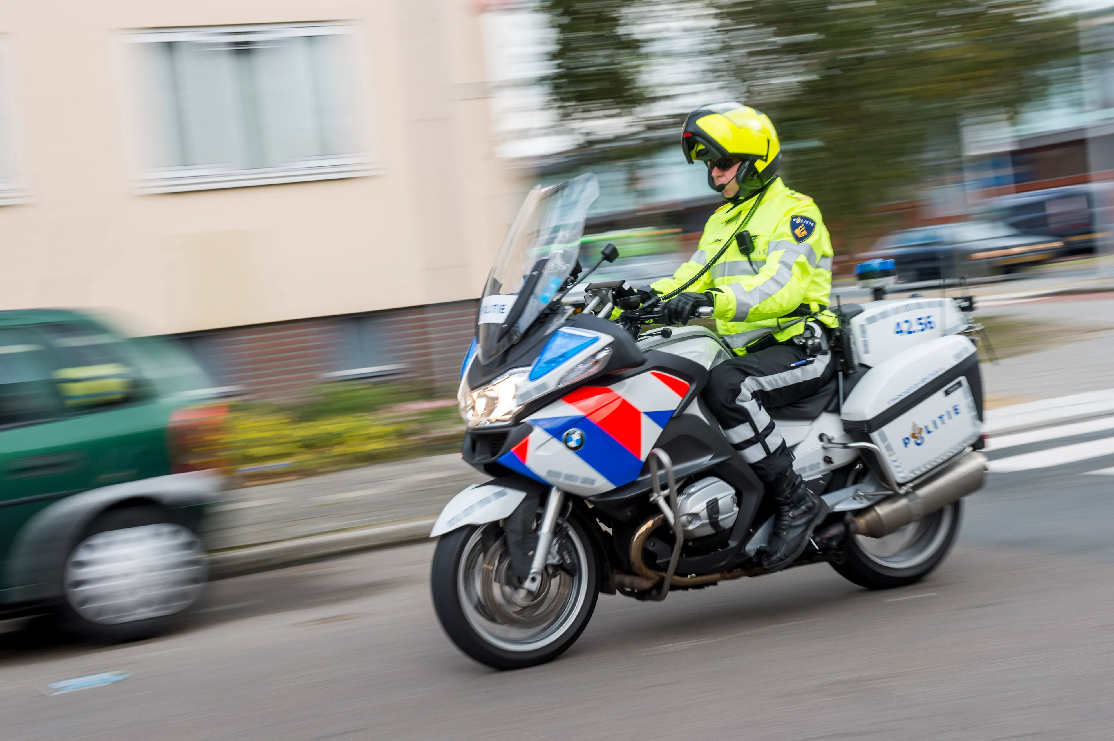 Automobilist in Apeldoorn mept kind dat besjes tegen zijn auto gooide