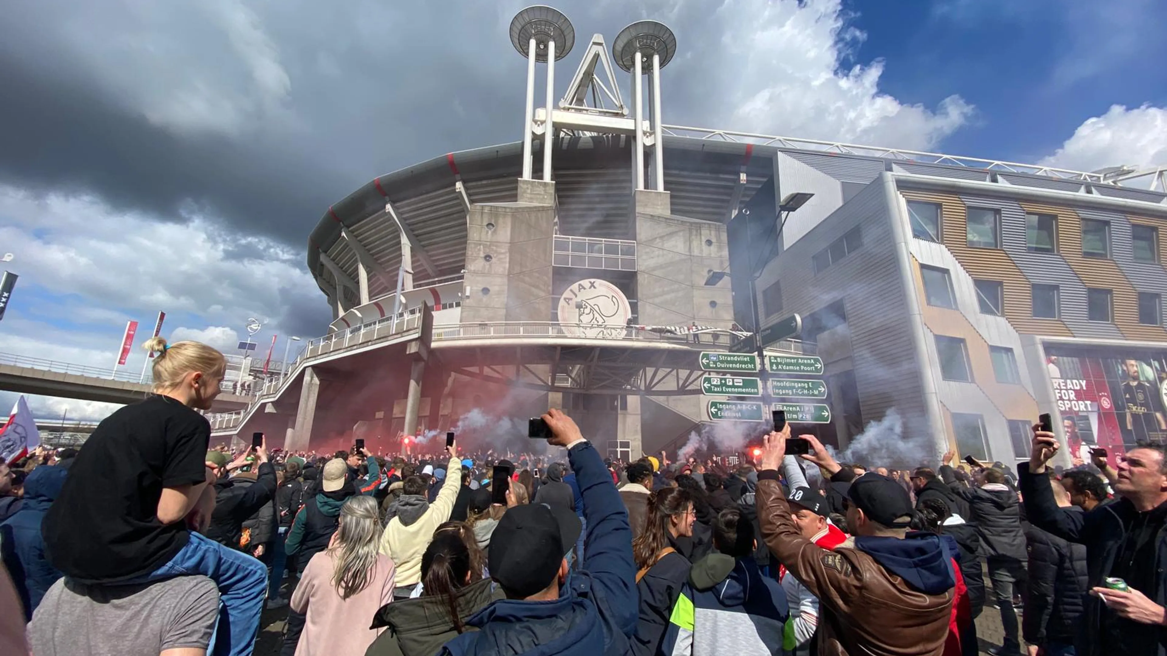 Ajax: huldiging op parkeerdek was spontane actie