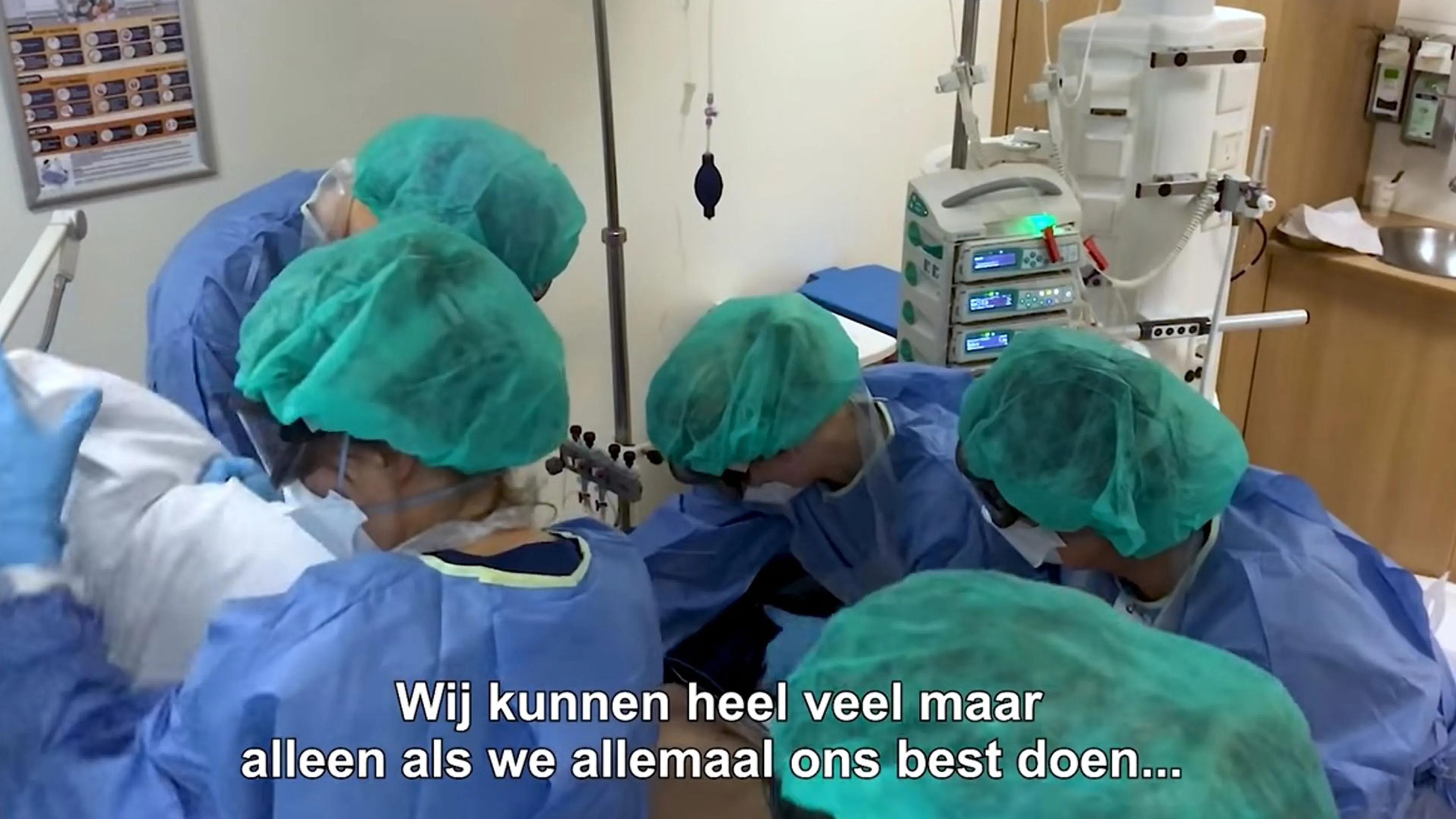 Indrukwekkende ic-beelden: met z'n vijven één coronapatiënt omdraaien