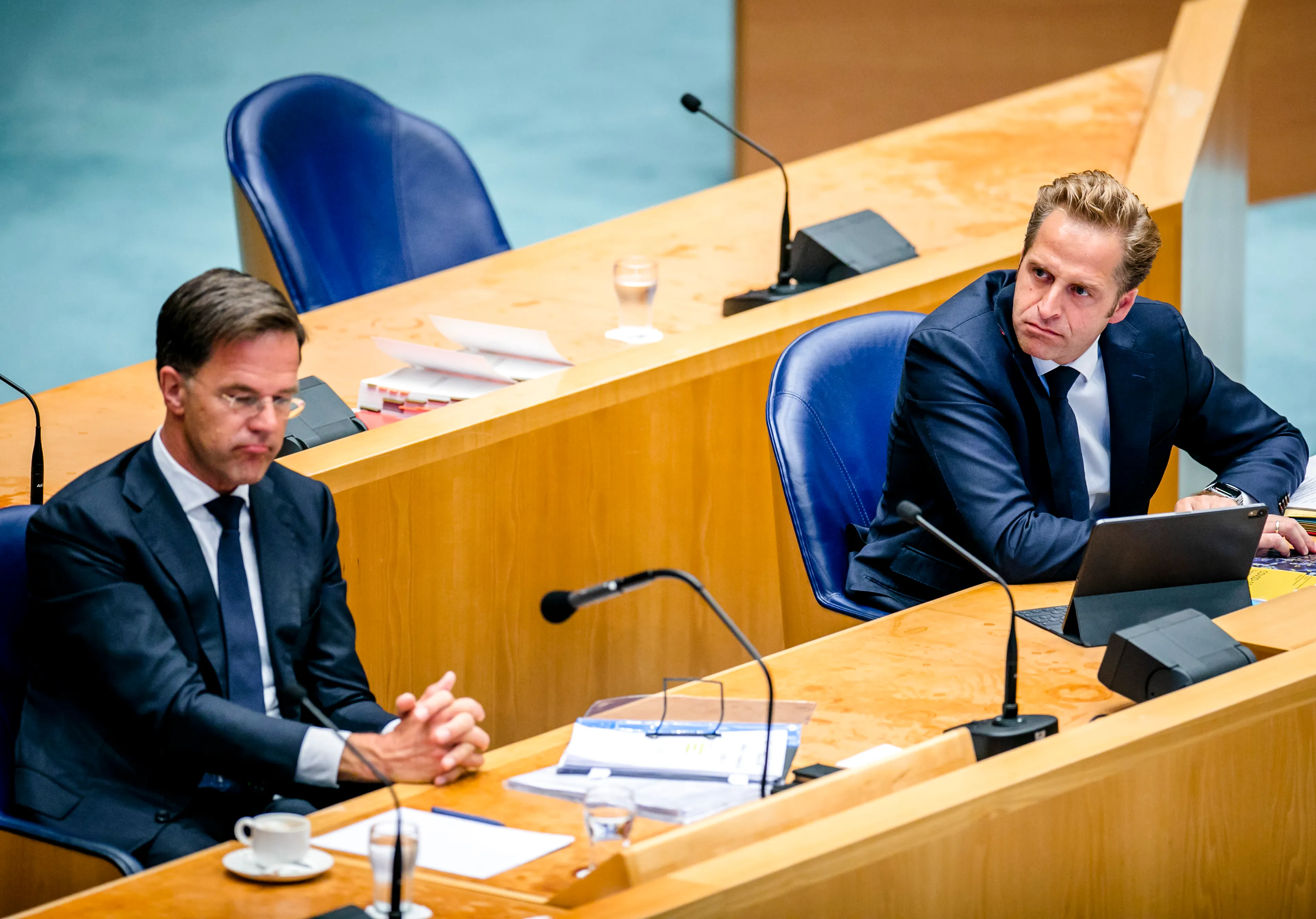 Forse kritiek op 'niet te handhaven' corona-aanpak minister De Jonge