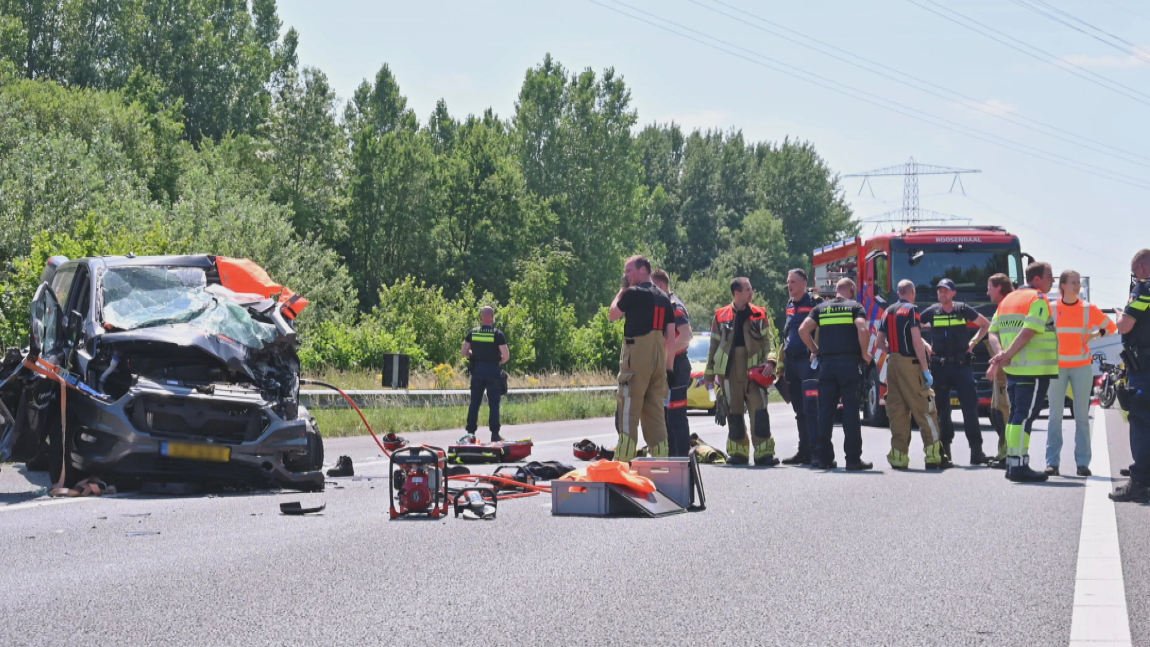 Bestelbus botst achter op vrachtwagen in file op A17, bestuurder gewond