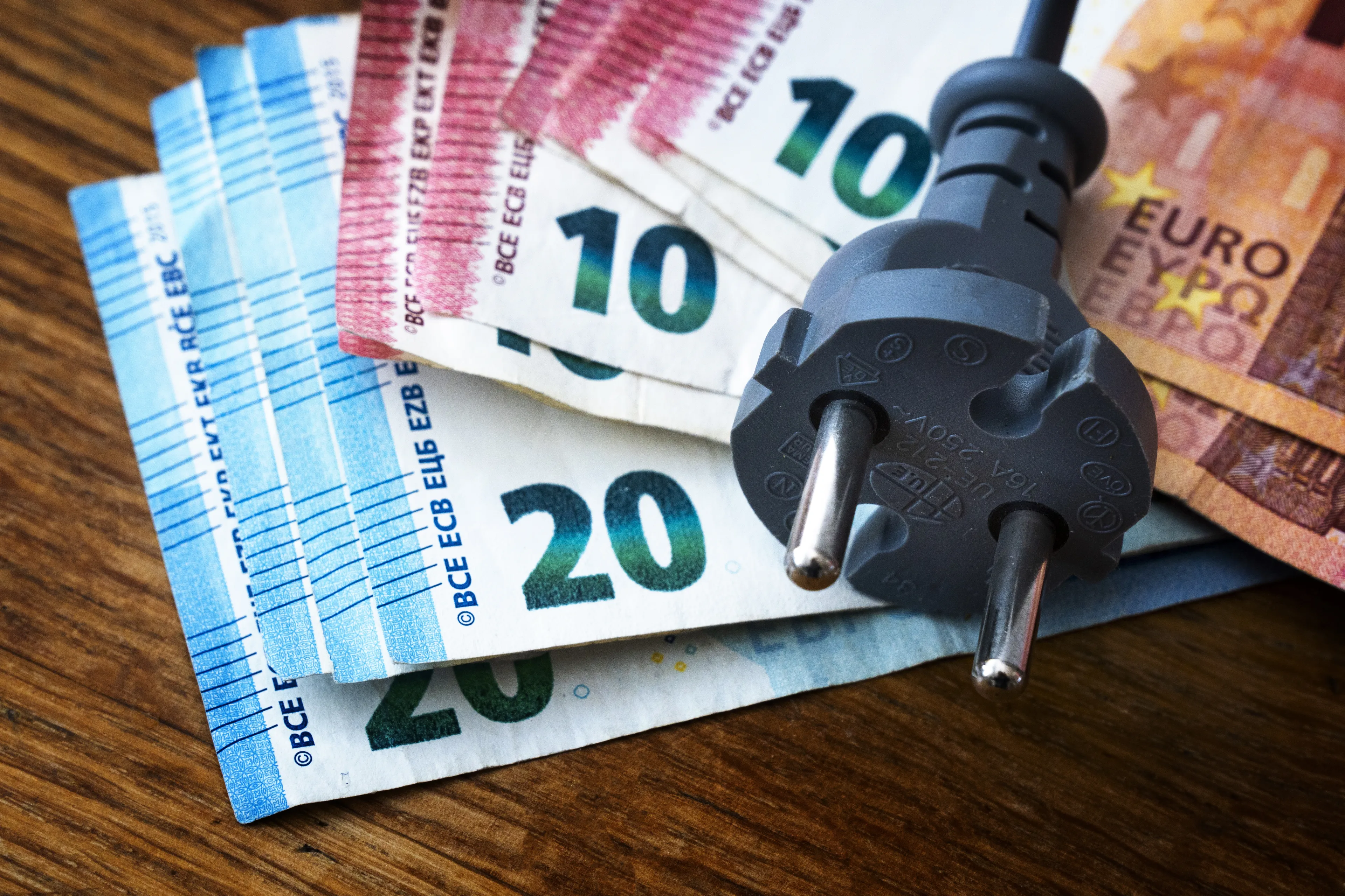 Grote energieleverancier verlaagt tarieven verder en biedt weer vast contract