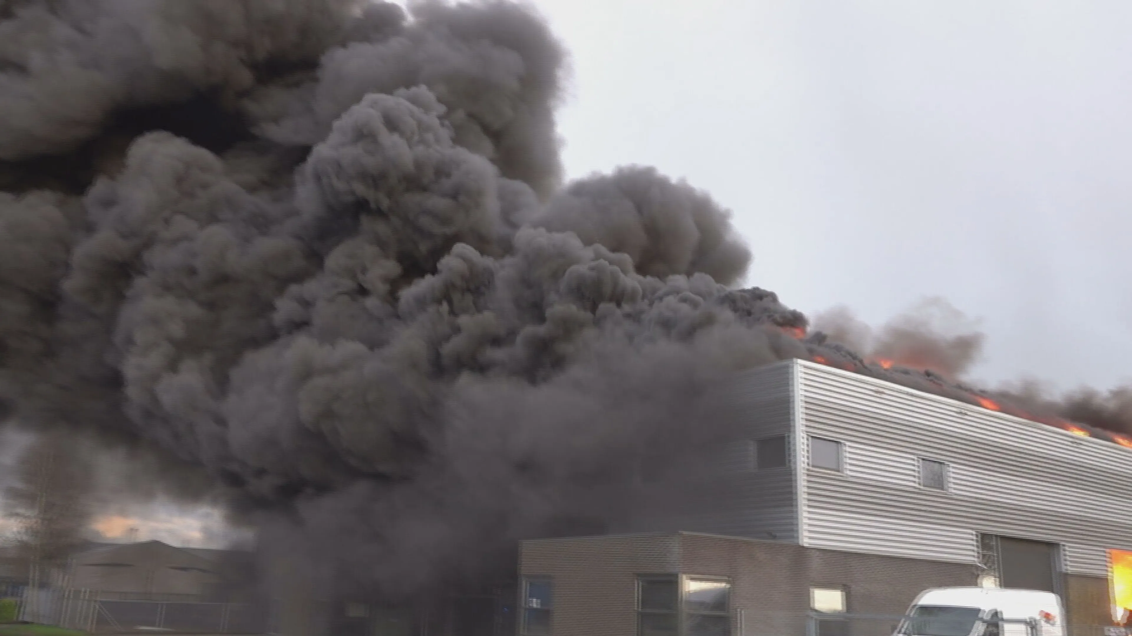 Grote brand in bedrijfspand Obdam onder controle