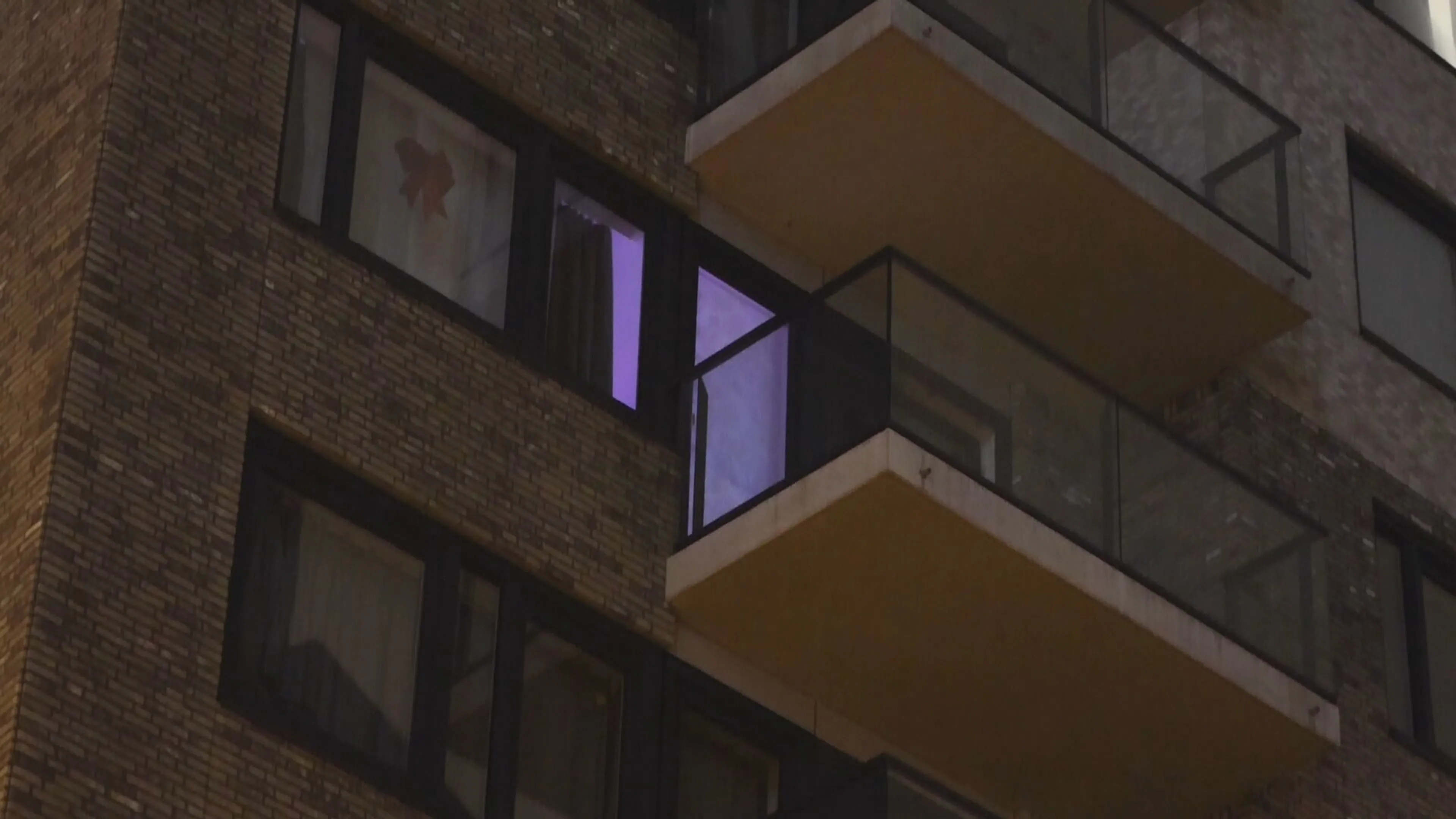 Illegaal coronafeest in Den Haag: gesnapte bezoekers gooien drugs over balkon en belagen politie