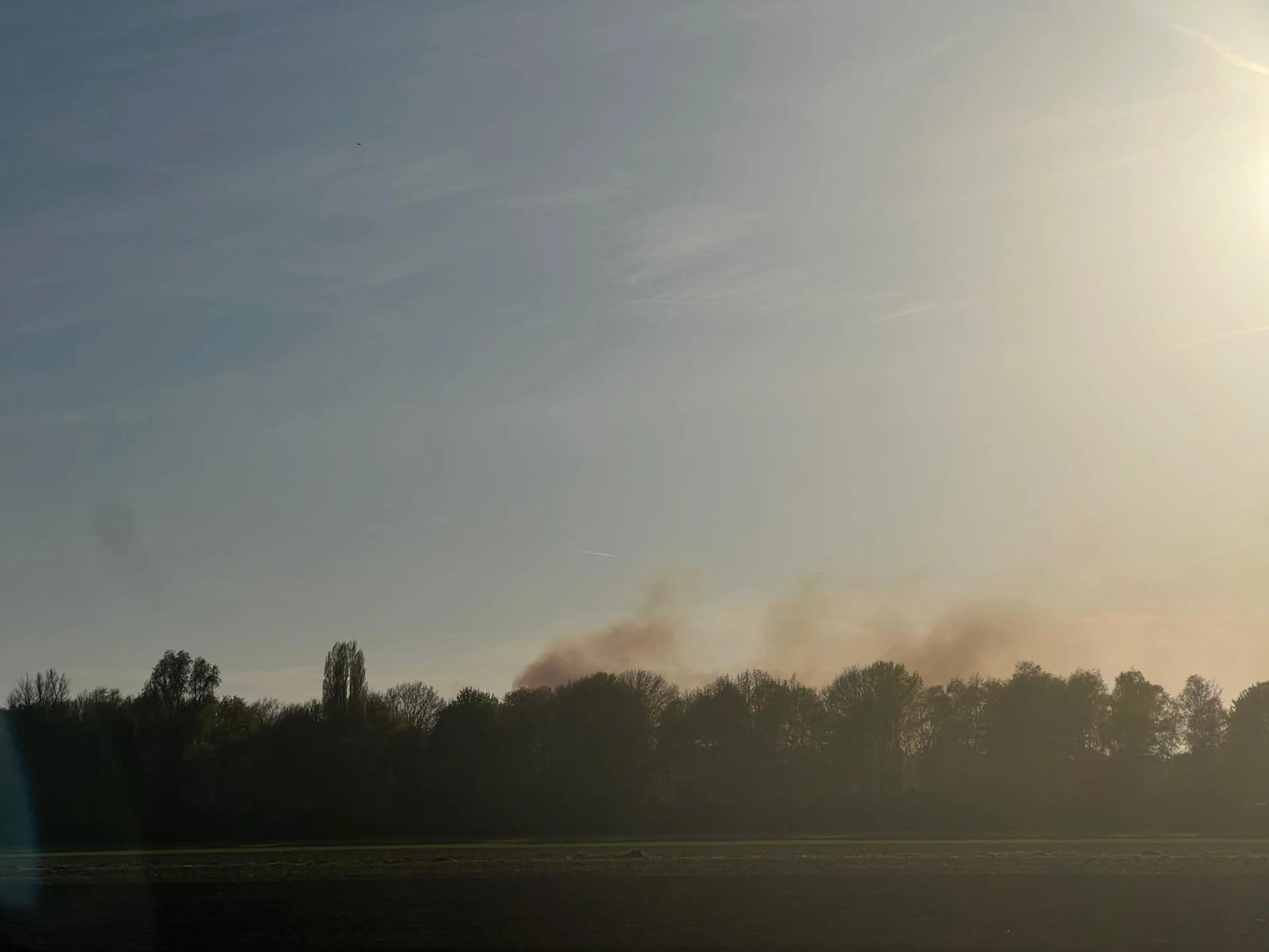 Enorme brand in bos bij Drunen, rookwolken zijn in verre omgeving te zien