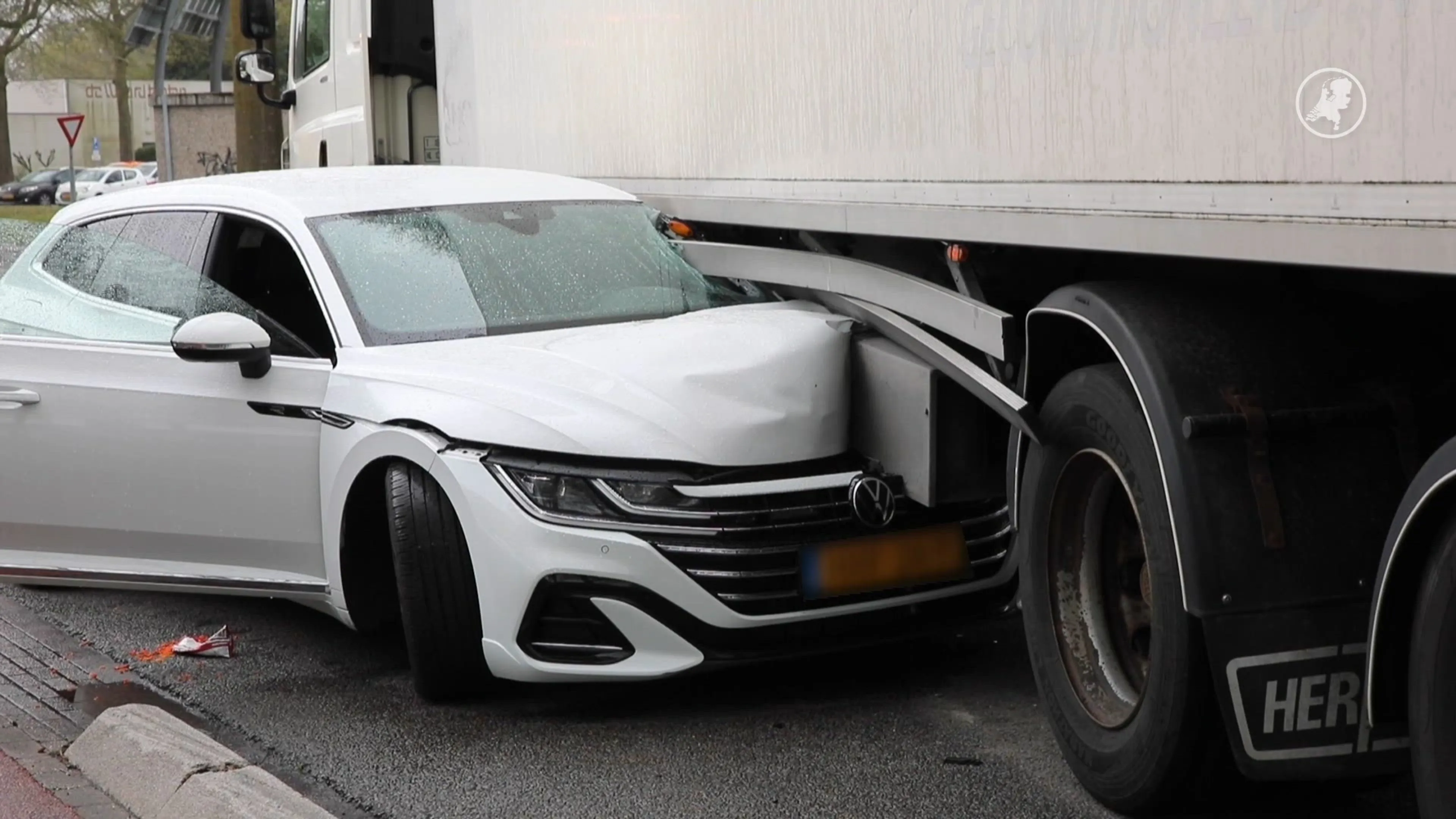 Automobilist krijgt balk van vrachtwagen door voorruit in Heerde