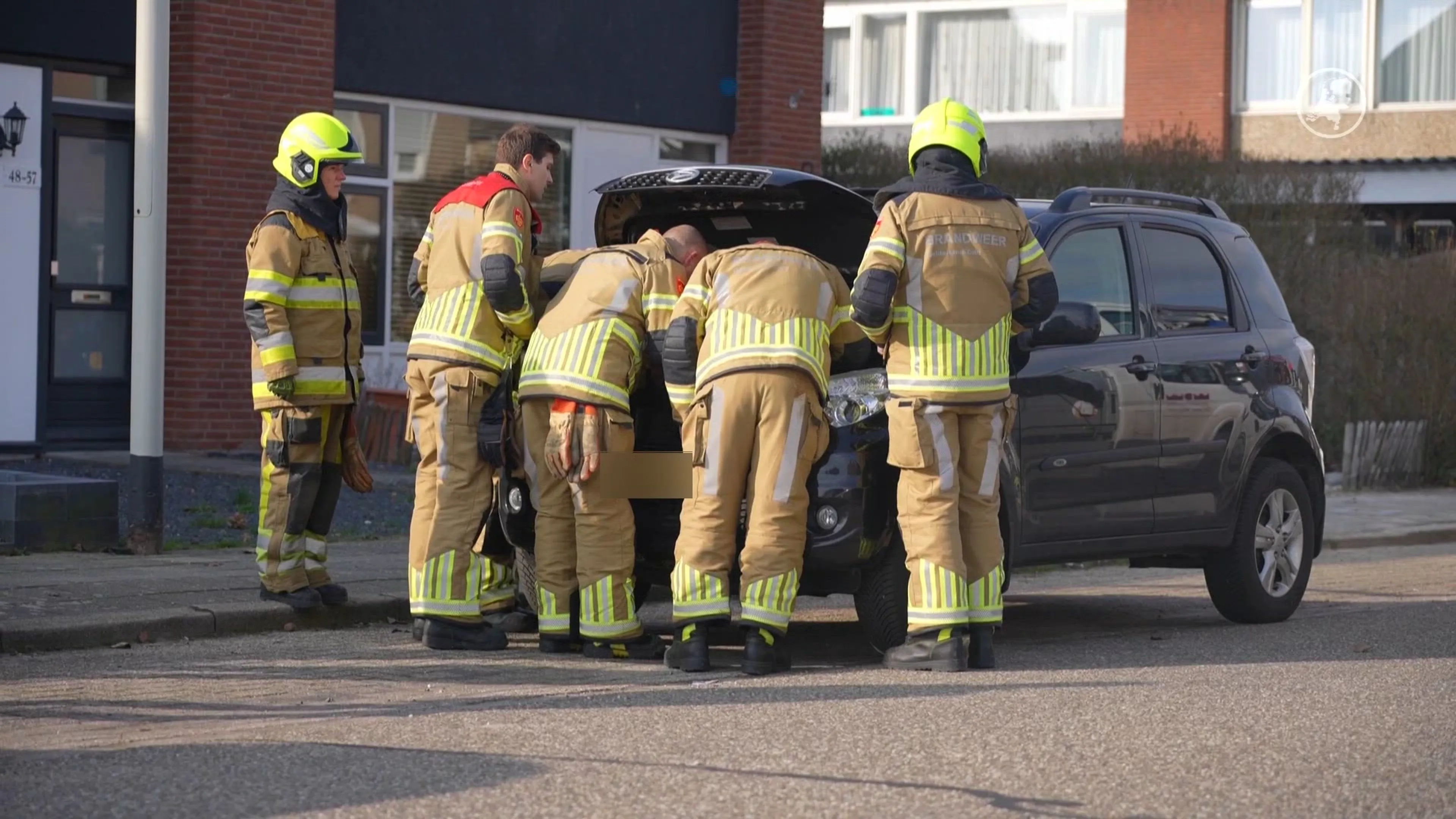 Brandweer bevrijd kat uit motorcompartiment auto in Wijchen