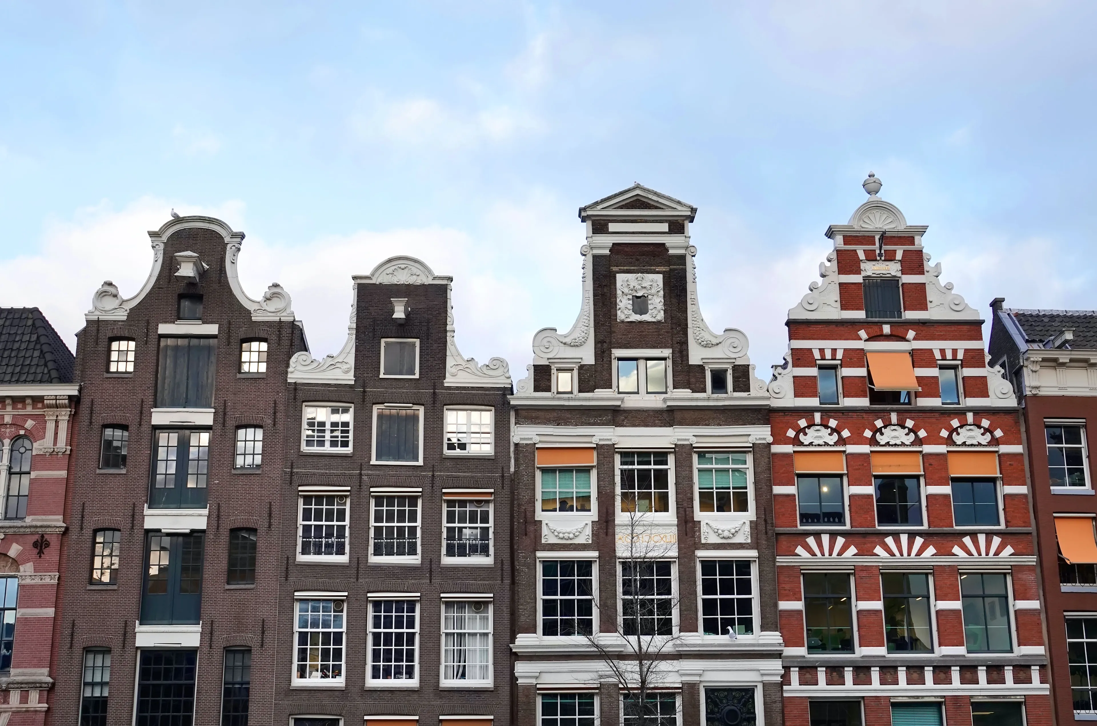 'Amsterdamse jongerenburgemeester doet oproep tot neerhalen gevels grachtenpanden'