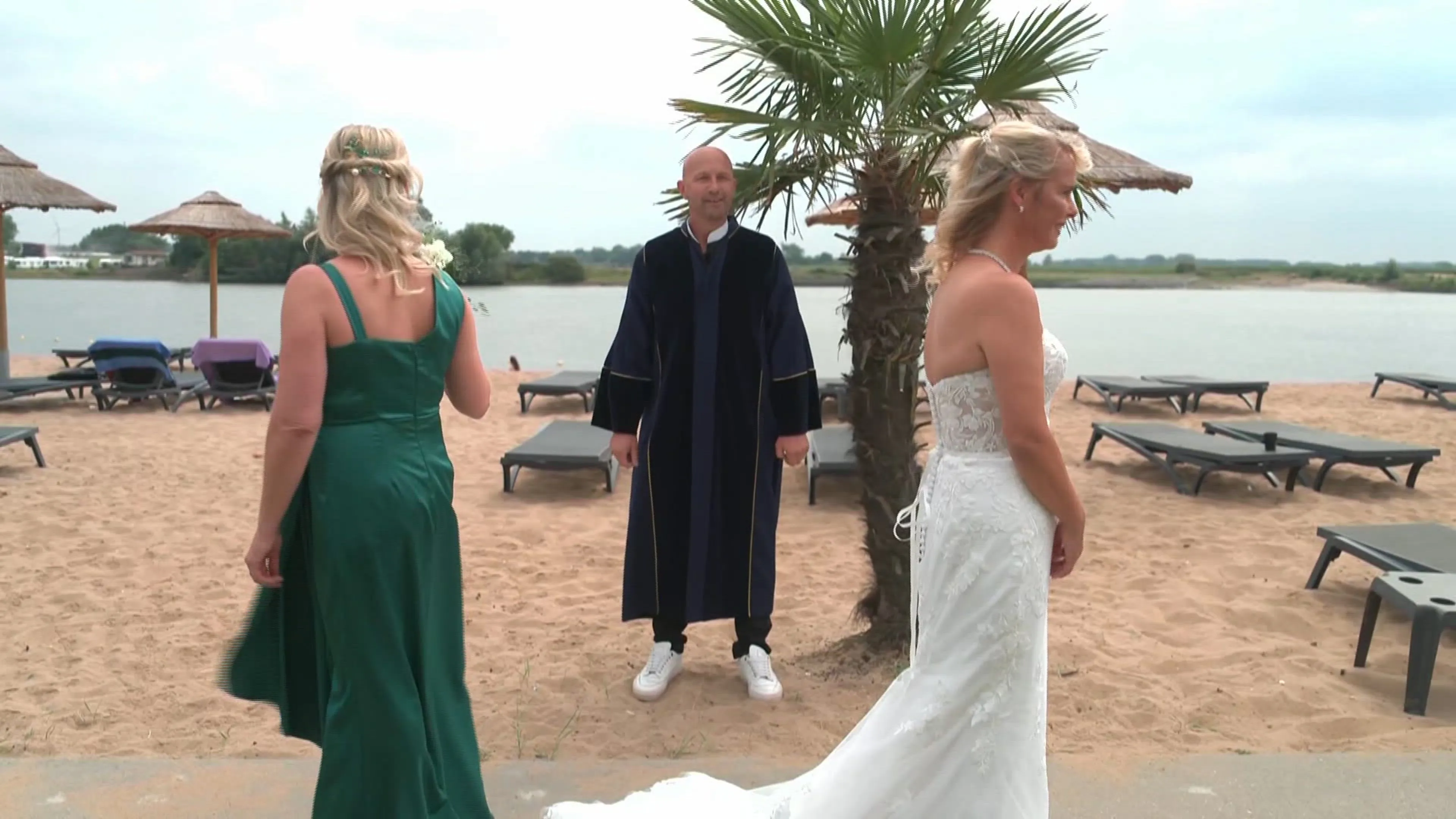 Geen bruidspaar, maar bruidstrio: drie geliefden geven elkaar het jawoord