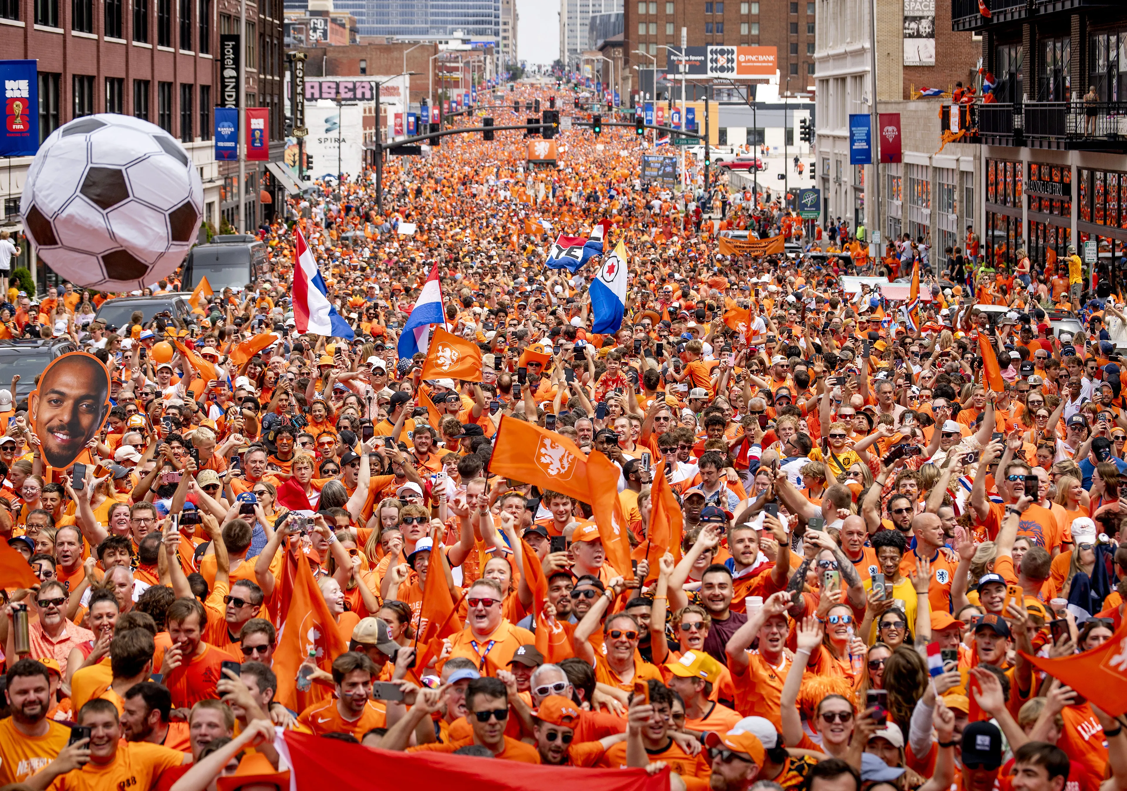 Massale fanwalk Oranje trekt ook duizenden Amerikanen in Kansas City