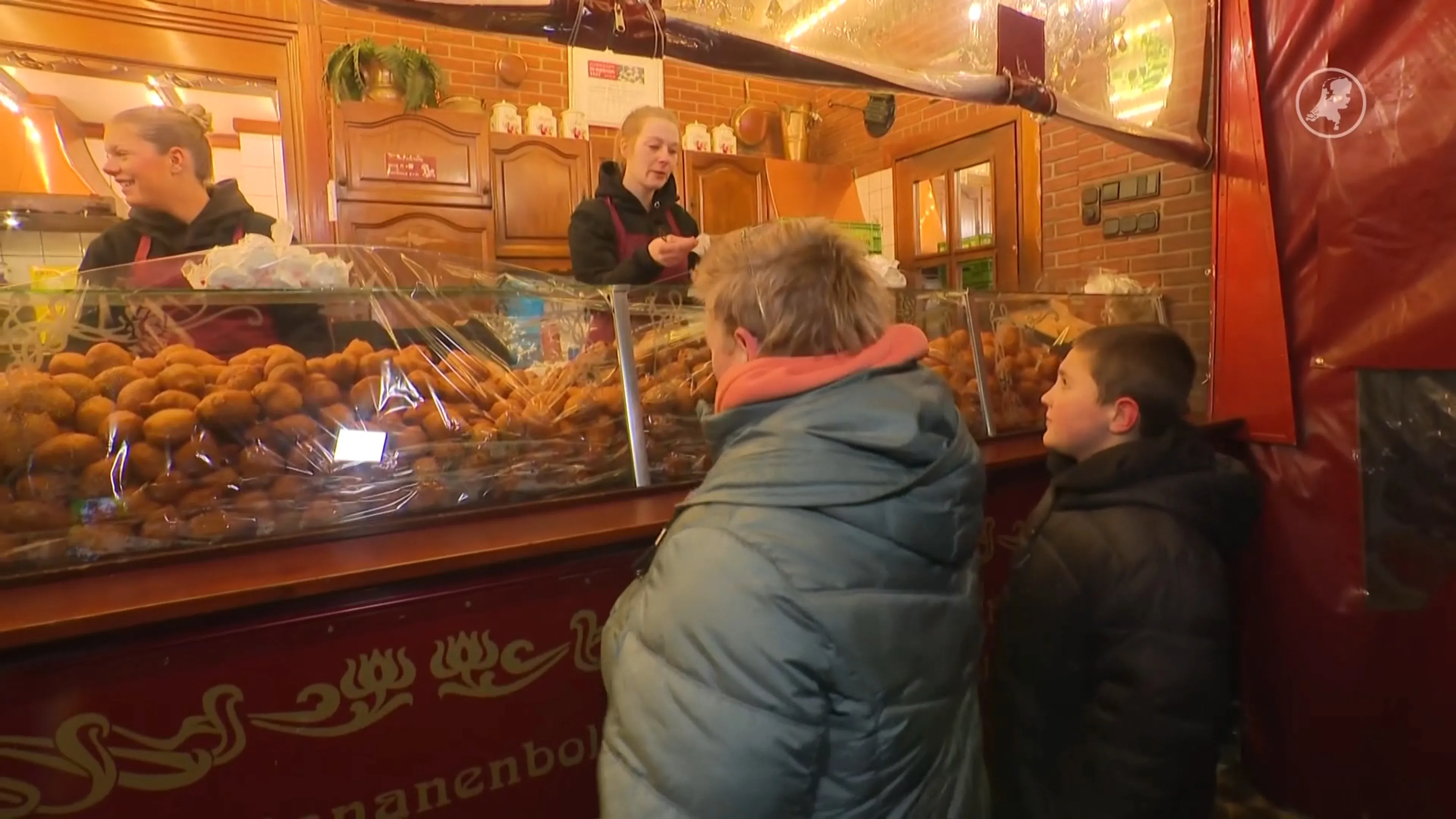 Al vroeg wakker voor olie- en krentenbollen: ‘Later wordt de rij nog veel langer’