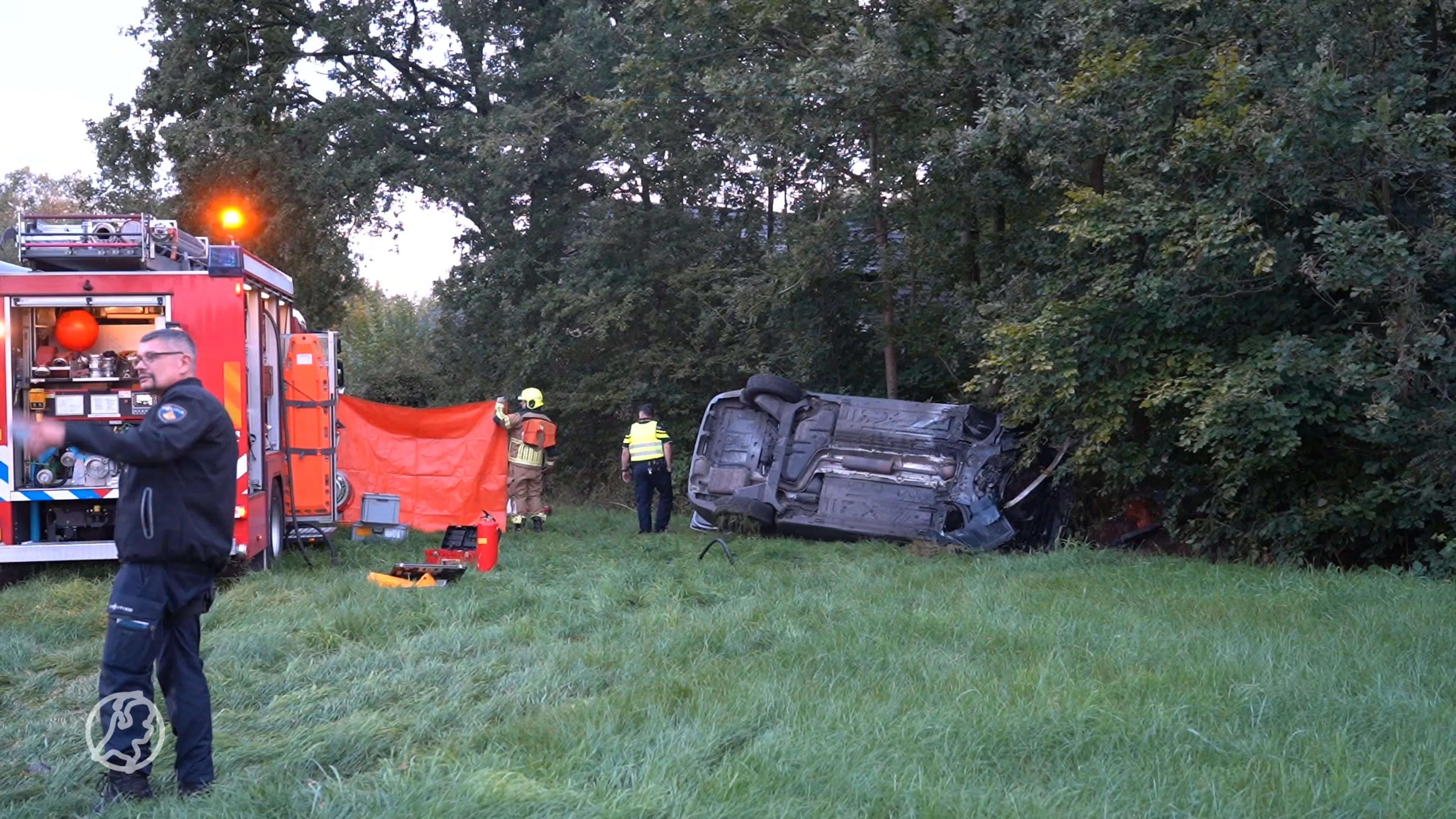 Auto vliegt in brand na crash in weiland, omstanders blussen vuur