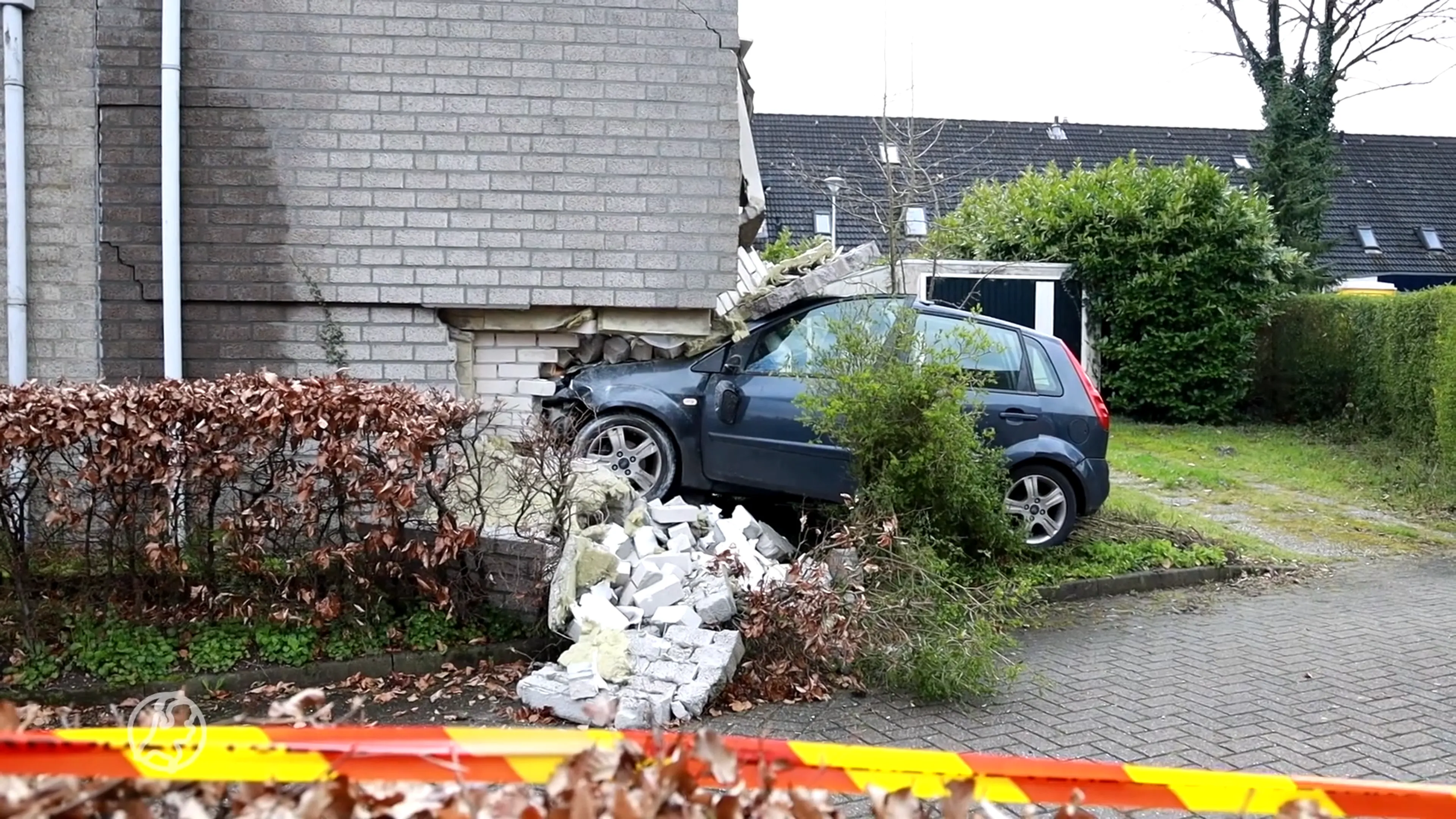 Auto rijdt huis met Oekraïense vluchtelingen binnen, één gewonde