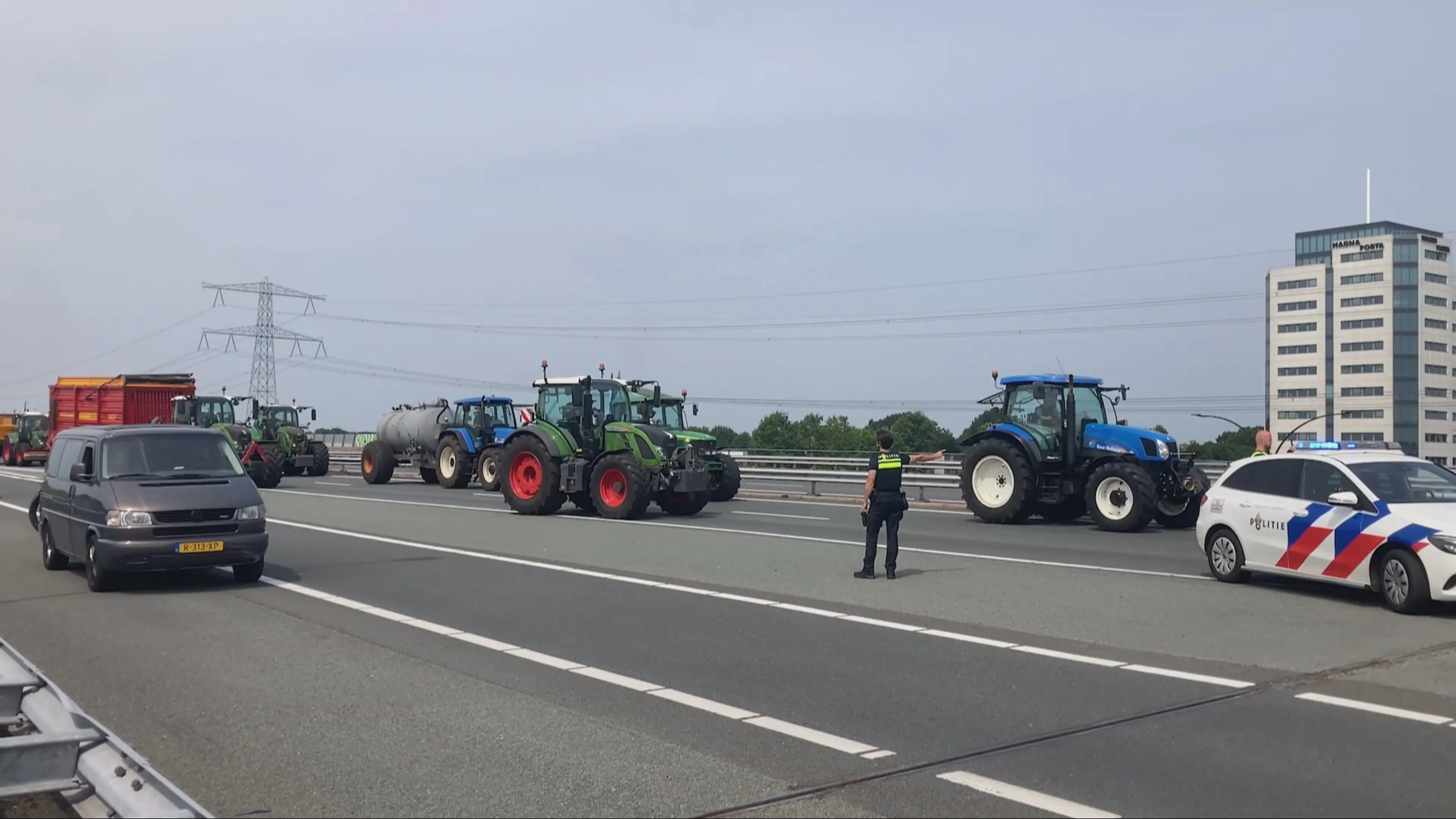 Boeren verlaten A35 na protest met tientallen tractoren, file snel opgelost