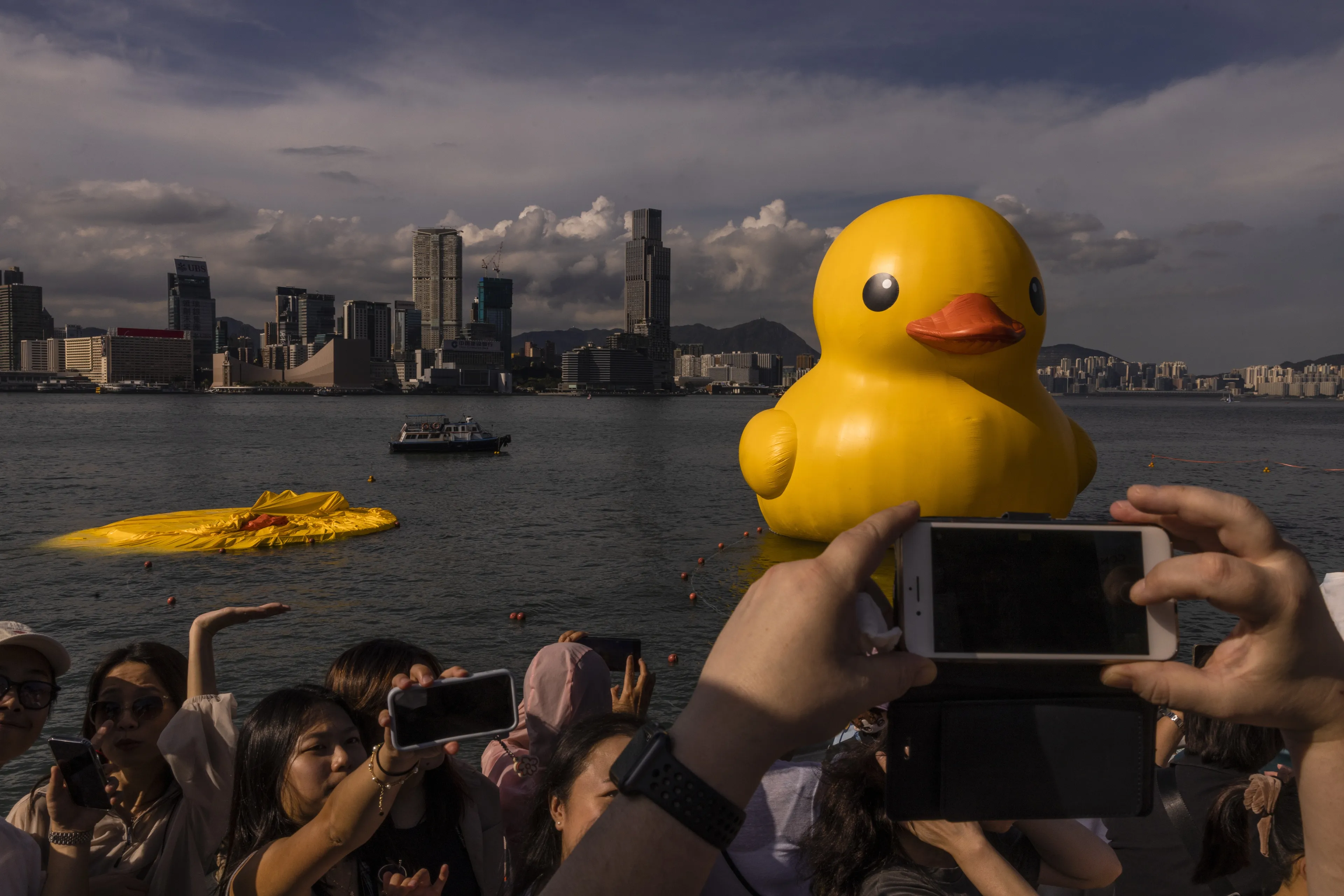 De twee enorme Nederlandse badeenden in Hongkong zijn niet meer: één badeend kapot binnen 24 uur
