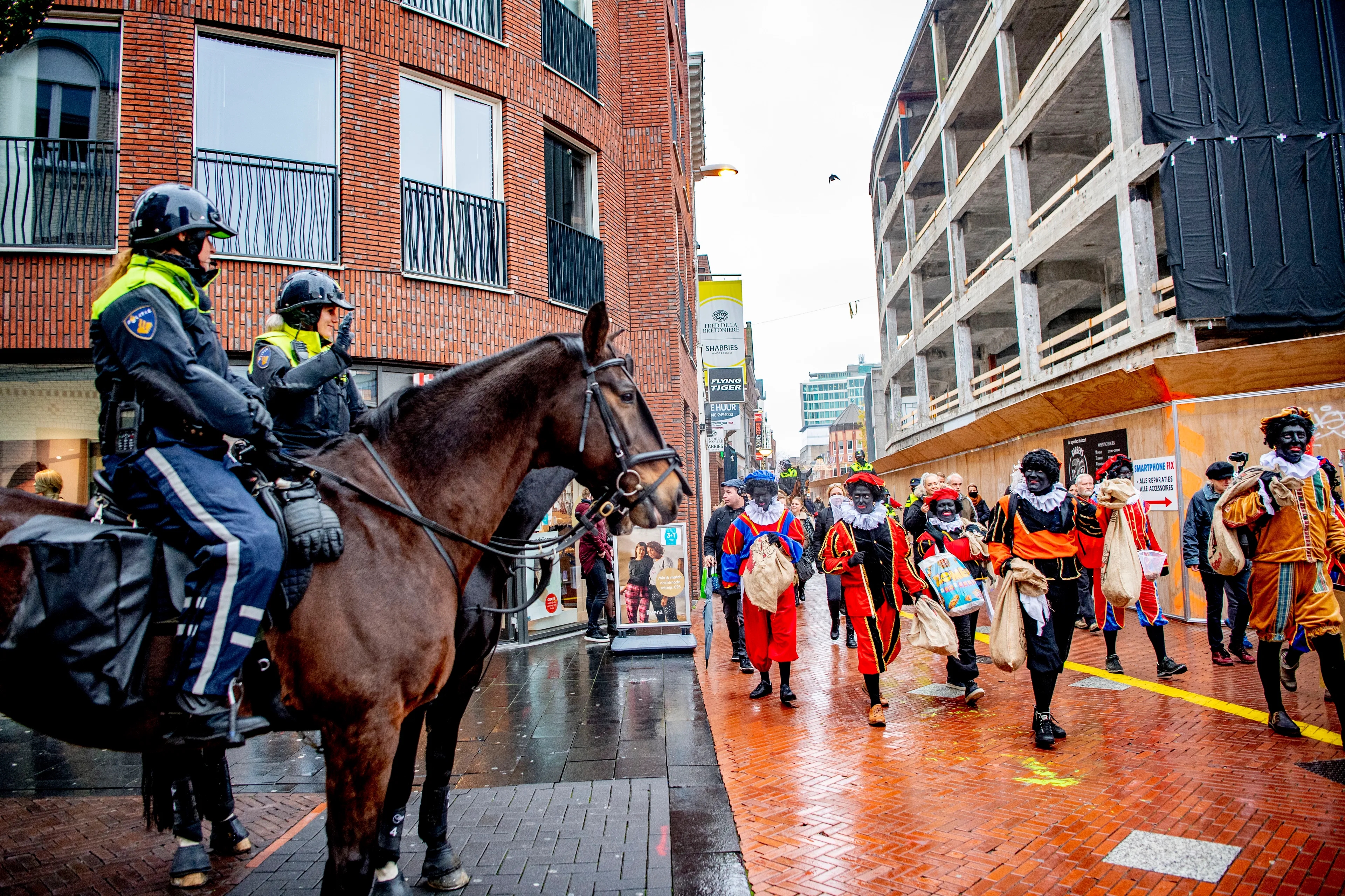 Zwarte Pieten-protest in Eindhoven rustig verlopen, drie mannen opgepakt