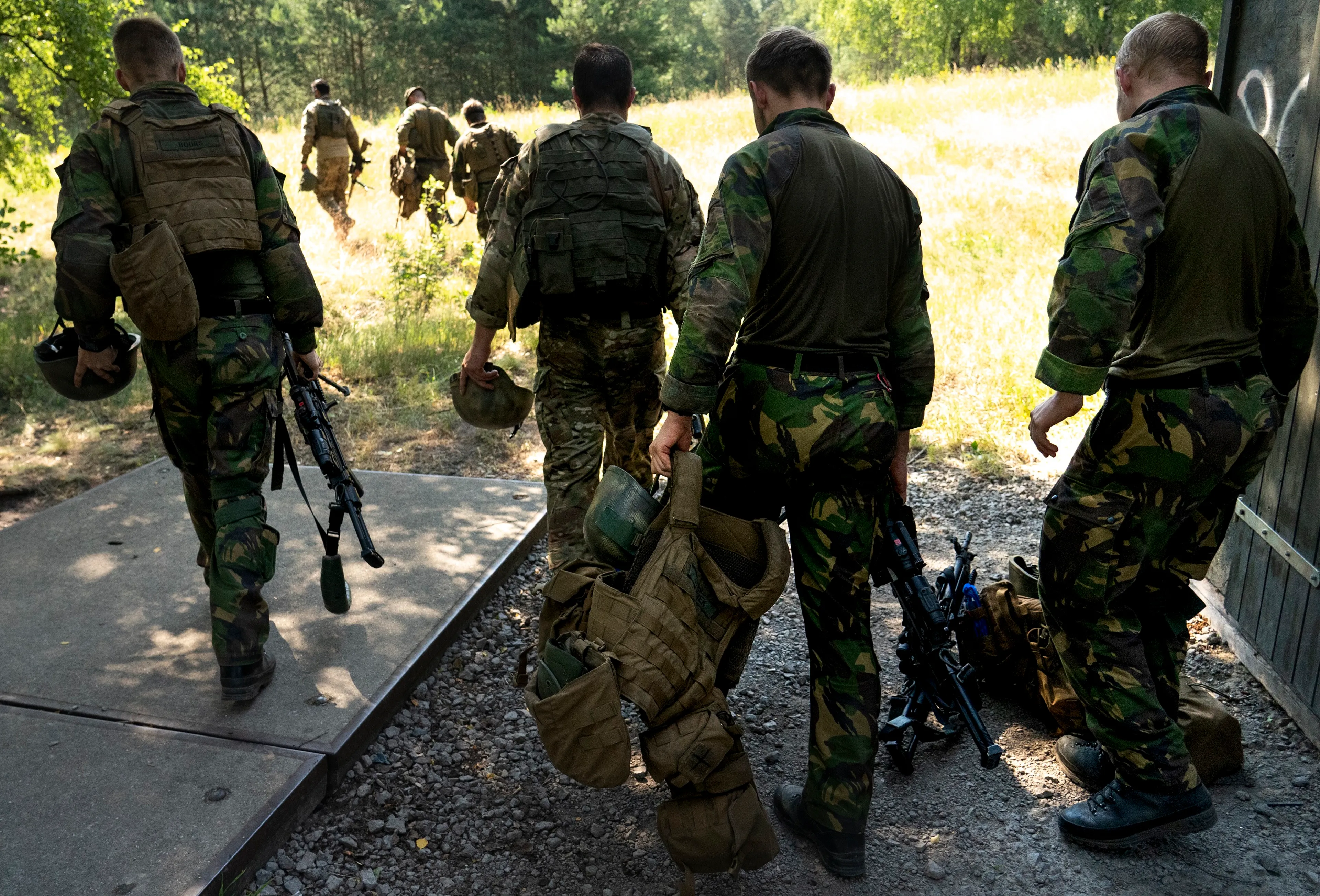 Nieuwe militairen moeten lang wachten op vervolgopleiding en vertrekken weer