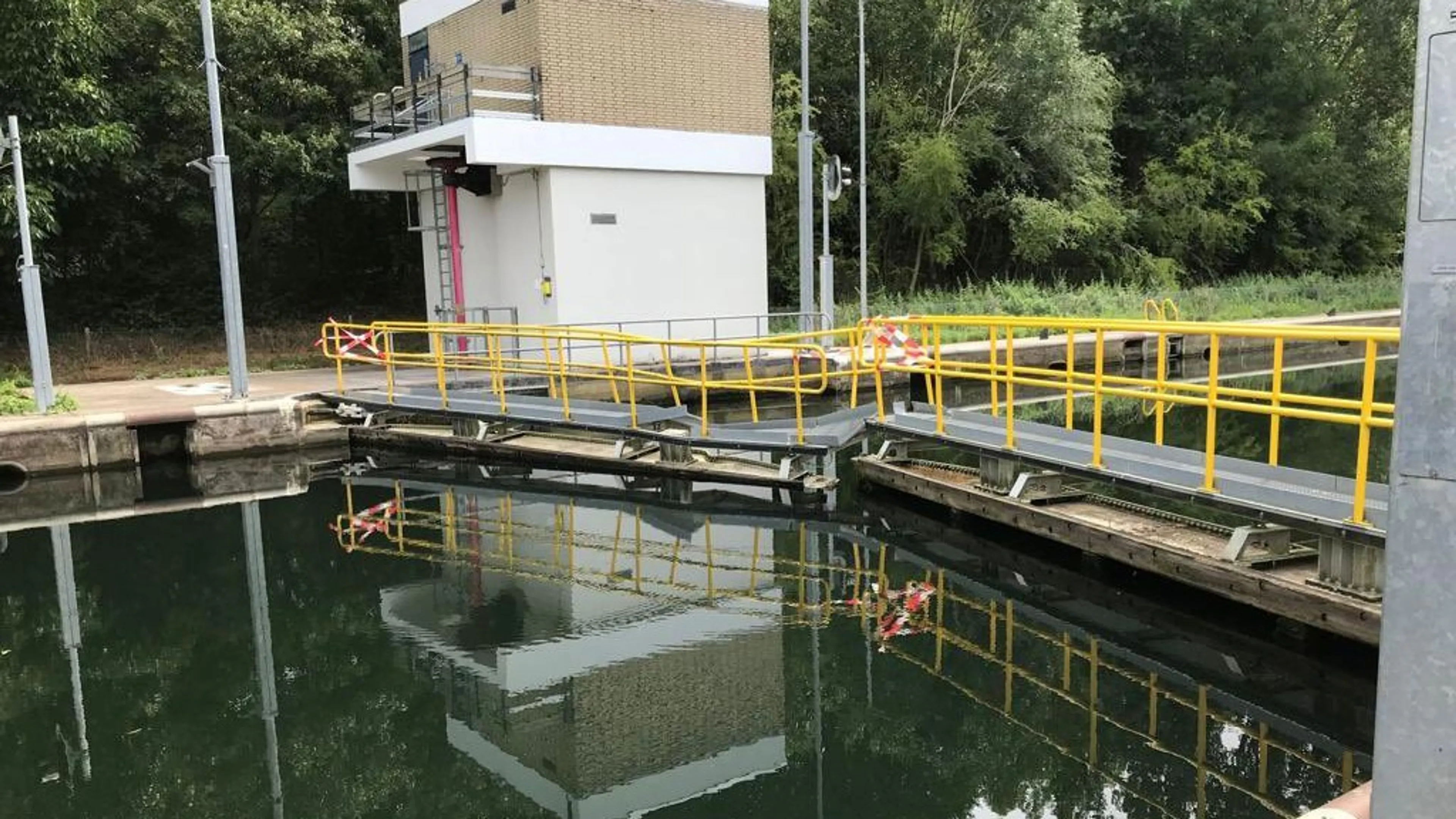 Schip botst tegen sluis Roermond