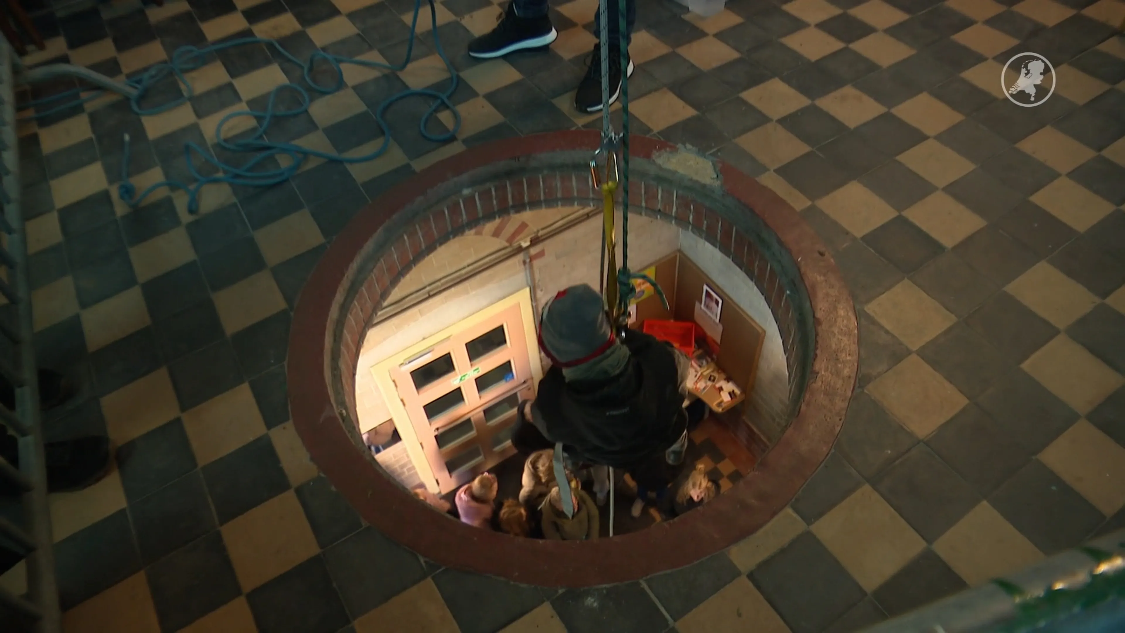 Abseilen in een kerk op Eerste Kerstdag, in Assendelft is het een traditie