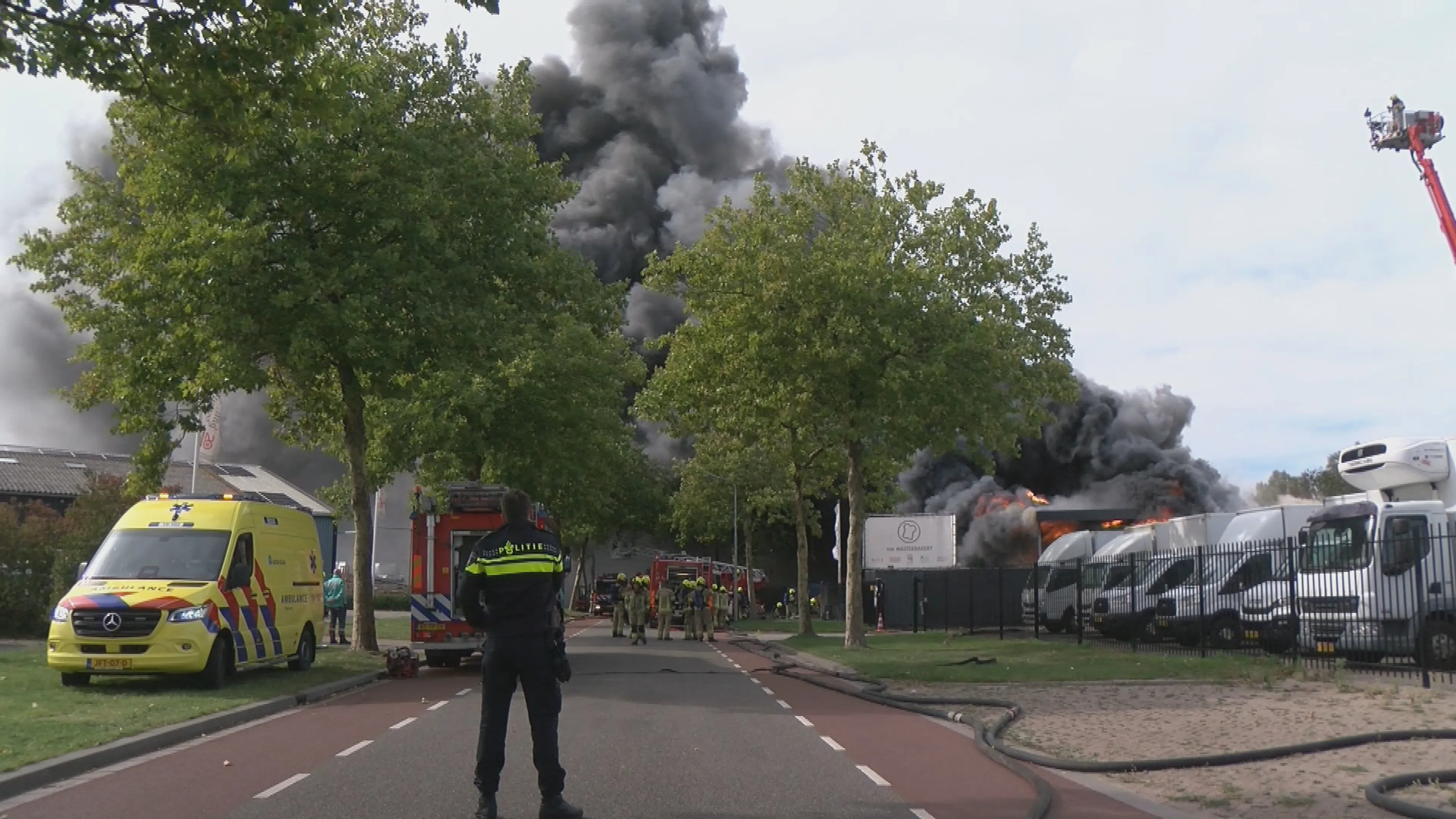 Veel rook bij grote brand in bakkerij in Middelburg, NL-Alert verstuurd
