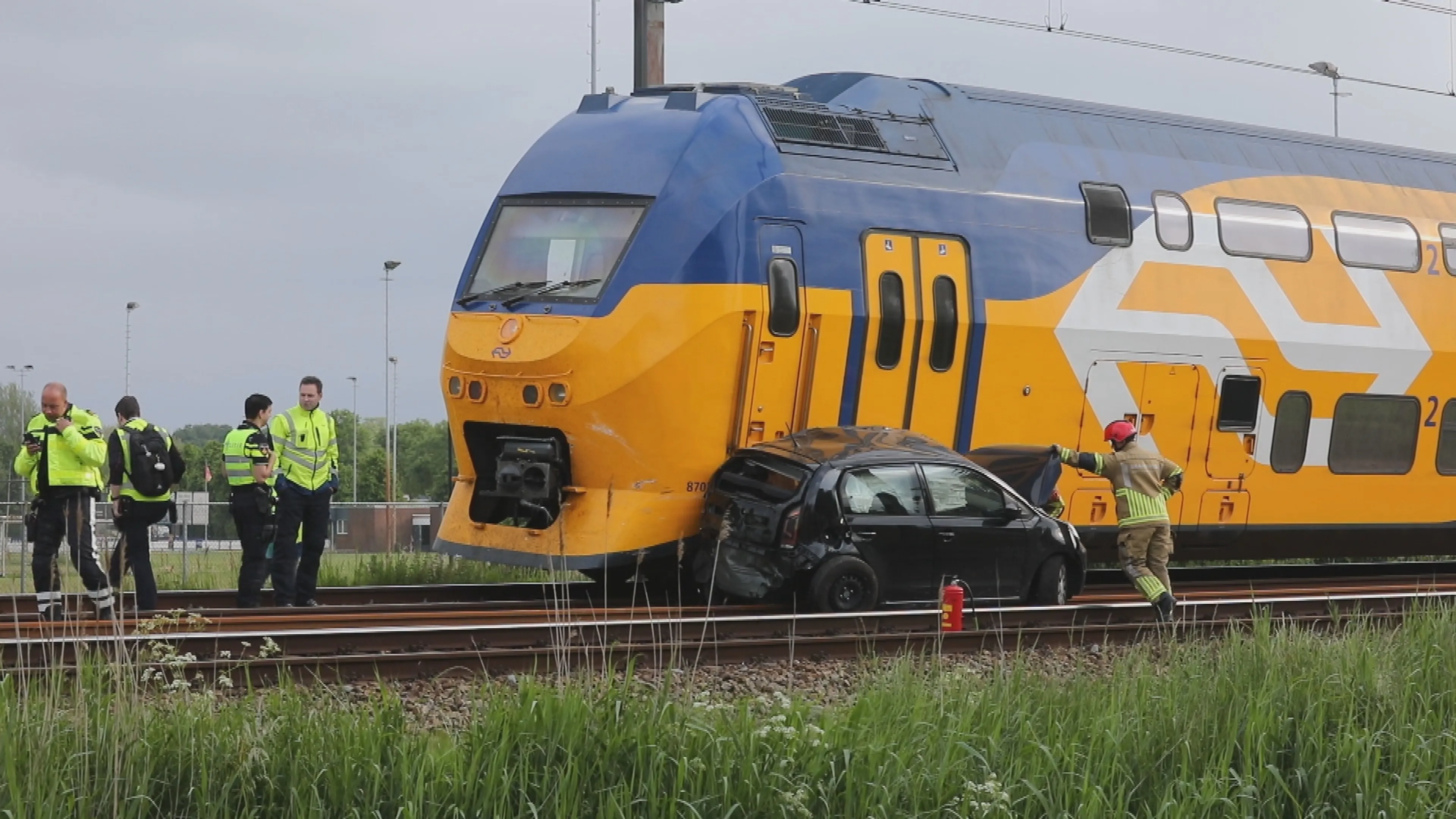 Trein ramt auto die stilvalt op spoorwegovergang in Bergen op Zoom