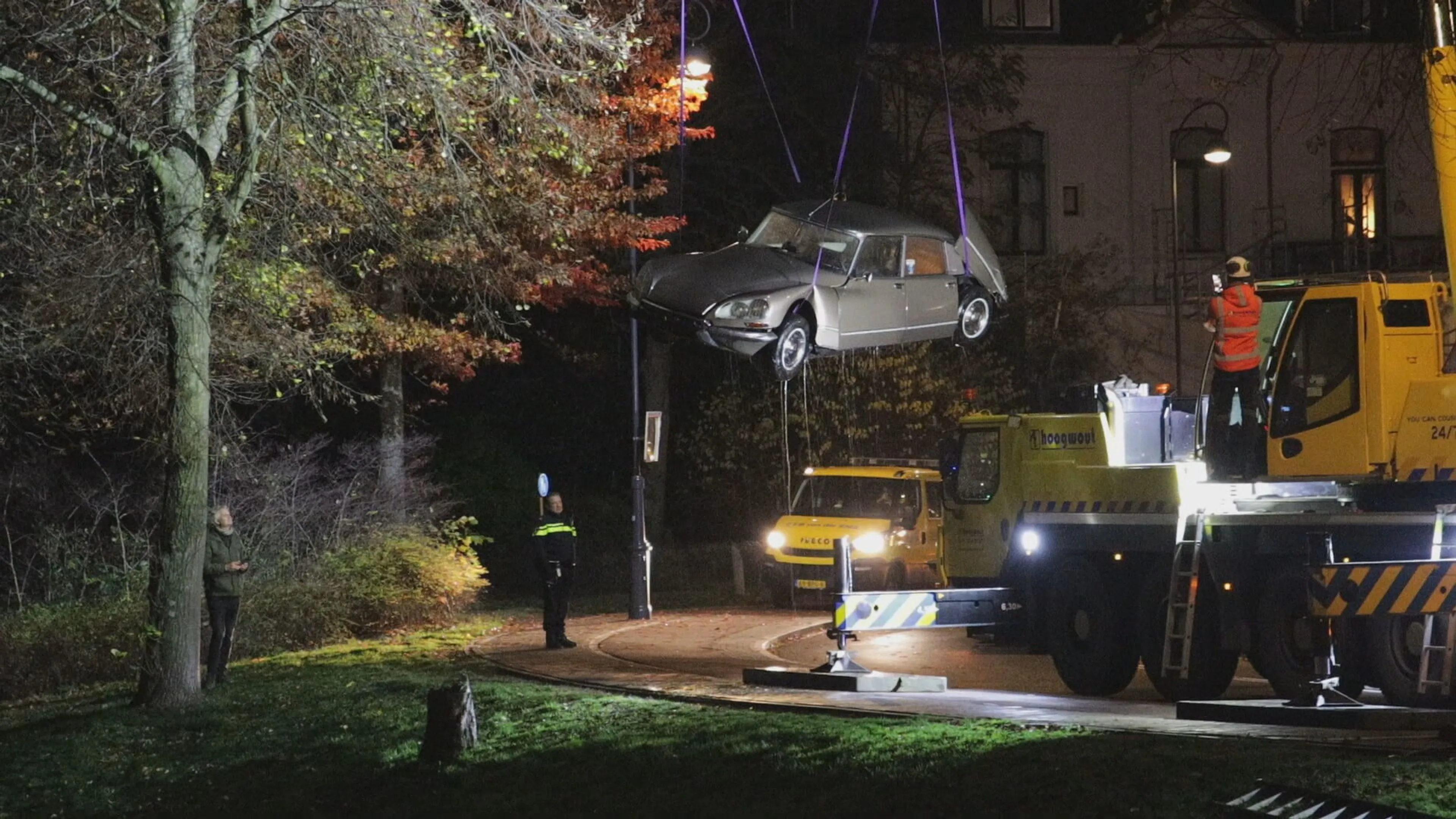 Eigenaar vergeet handrem: klassieke Citroën neemt snoekduik in Haarlemse Singel