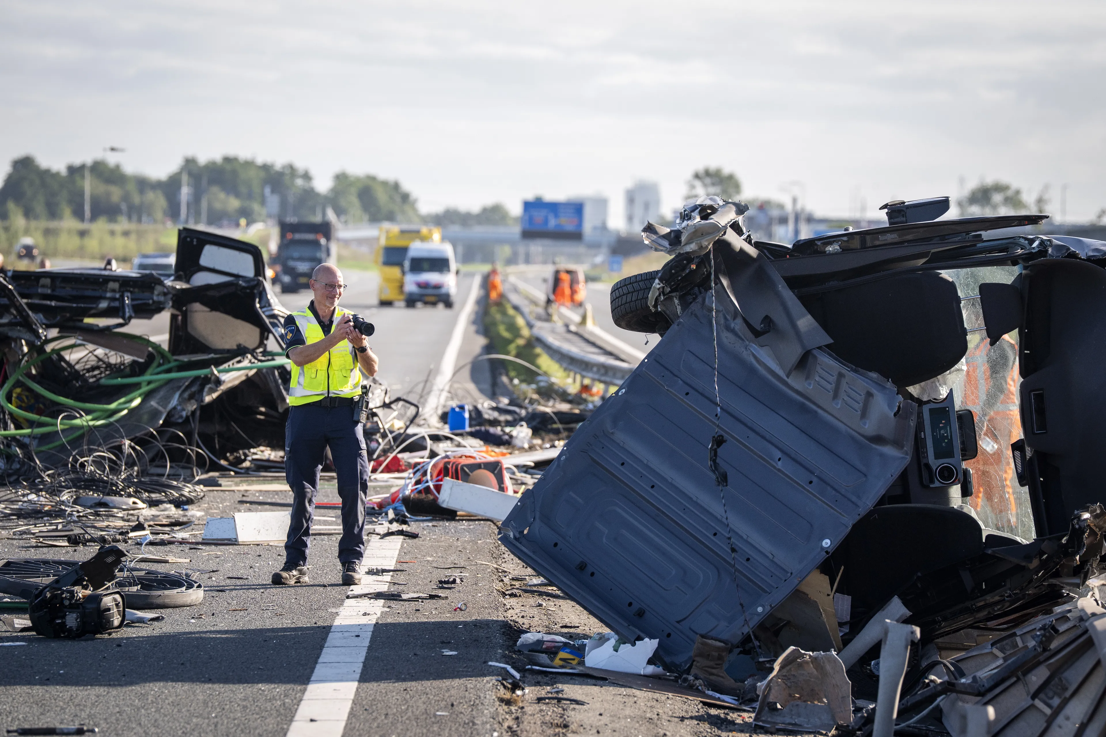 Onderzoek naar ongeluk met touringcar op A28 bij Wezep kan maanden duren