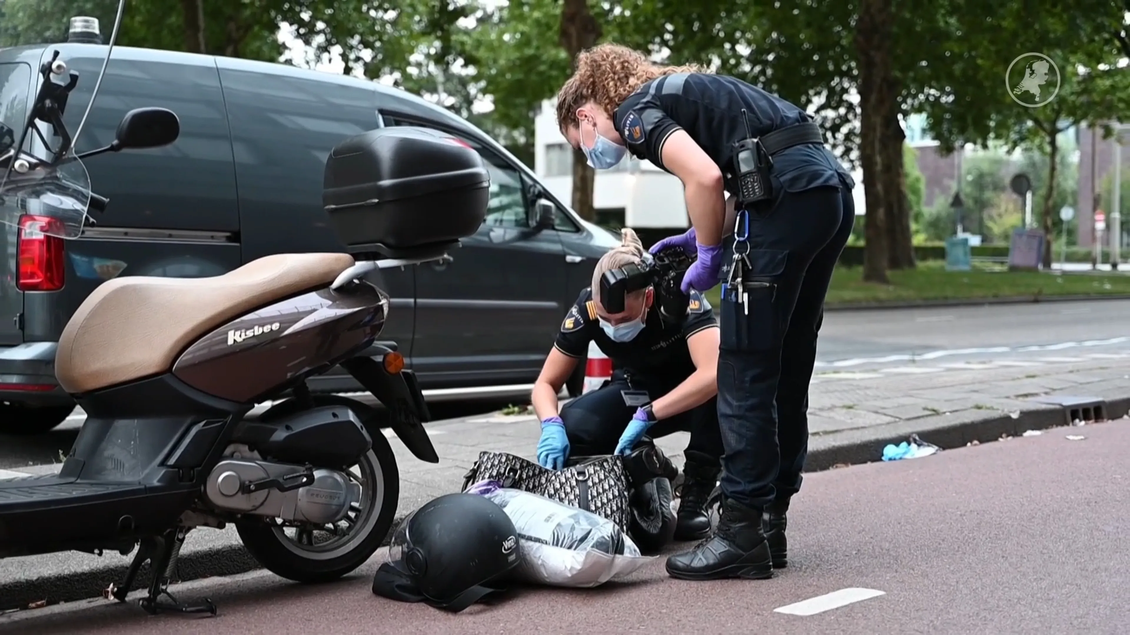 Politieagenten in been gestoken bij fouilleren Rotterdammer