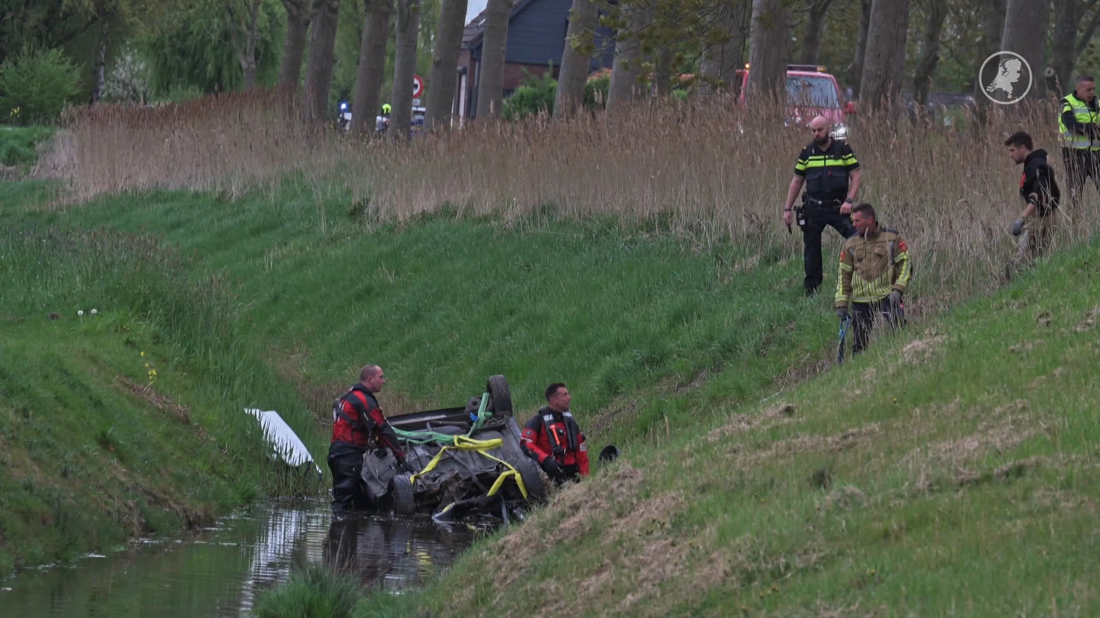 Auto belandt in sloot bij Langeweg, bestuurster (32) overleden