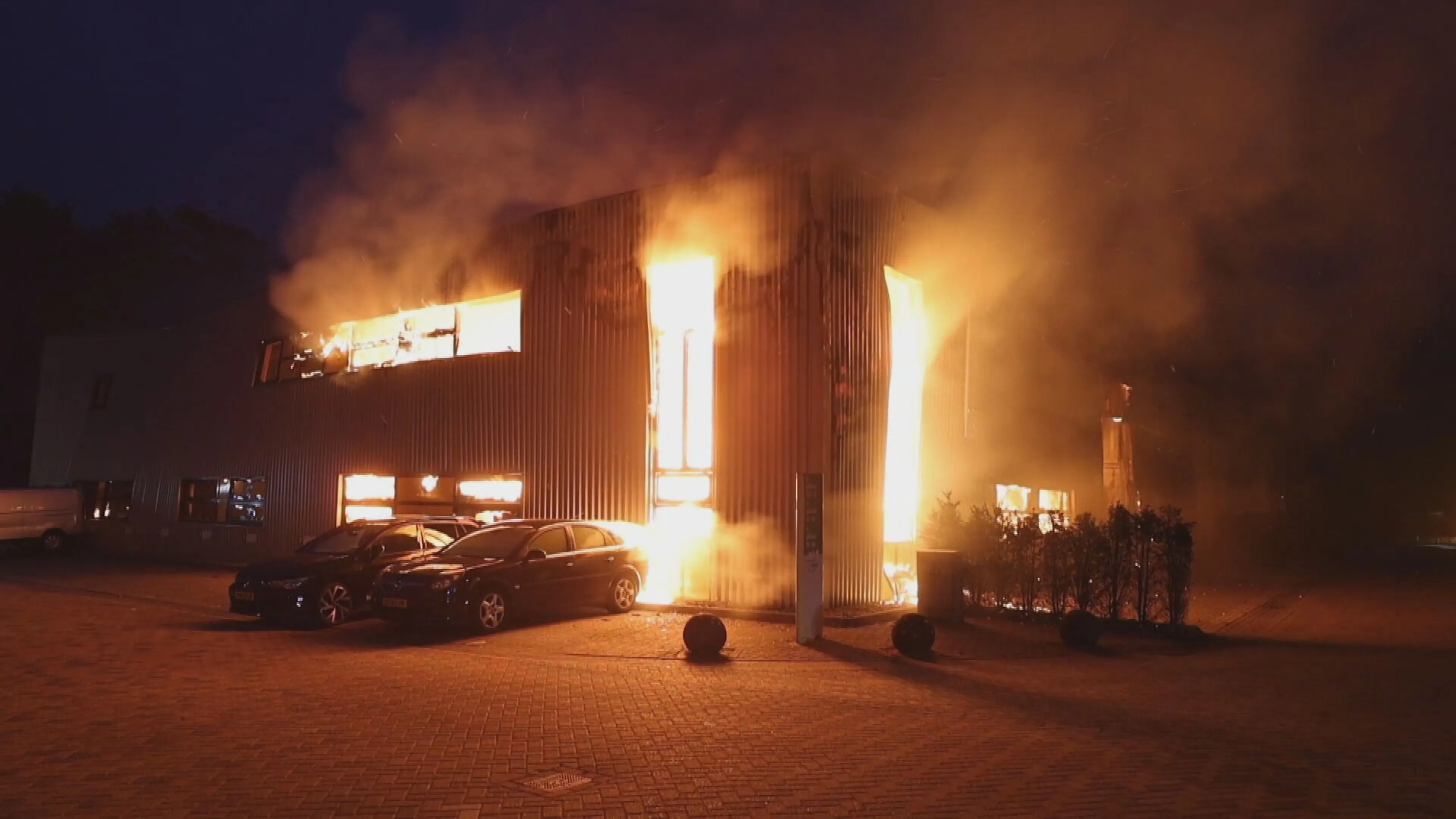 Grote brand in fabriekshal Zeist, terrein afgesloten