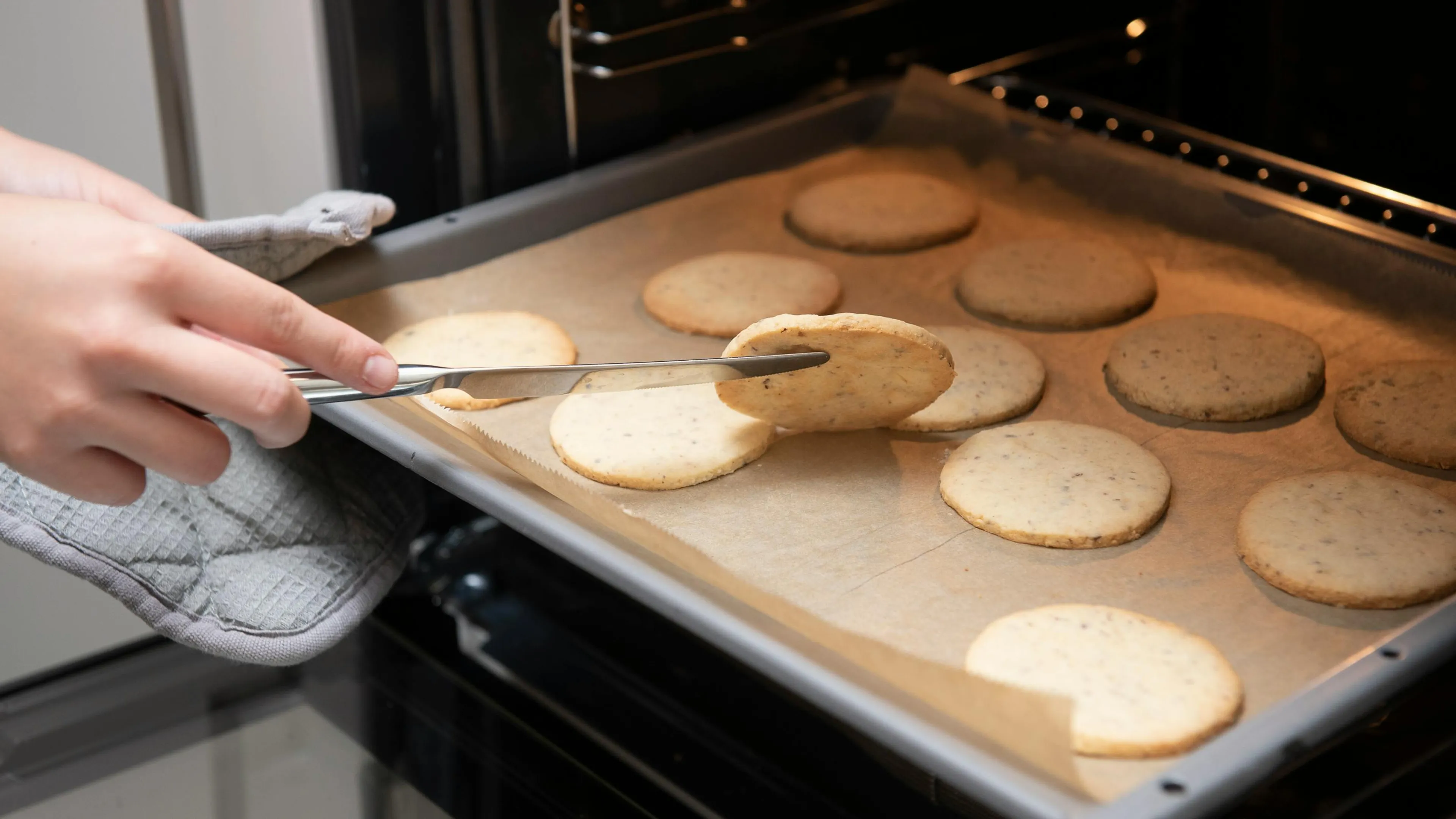 Klein fortuin verbrand: man bewaarde het in oven toen vriendin koekjes ging bakken