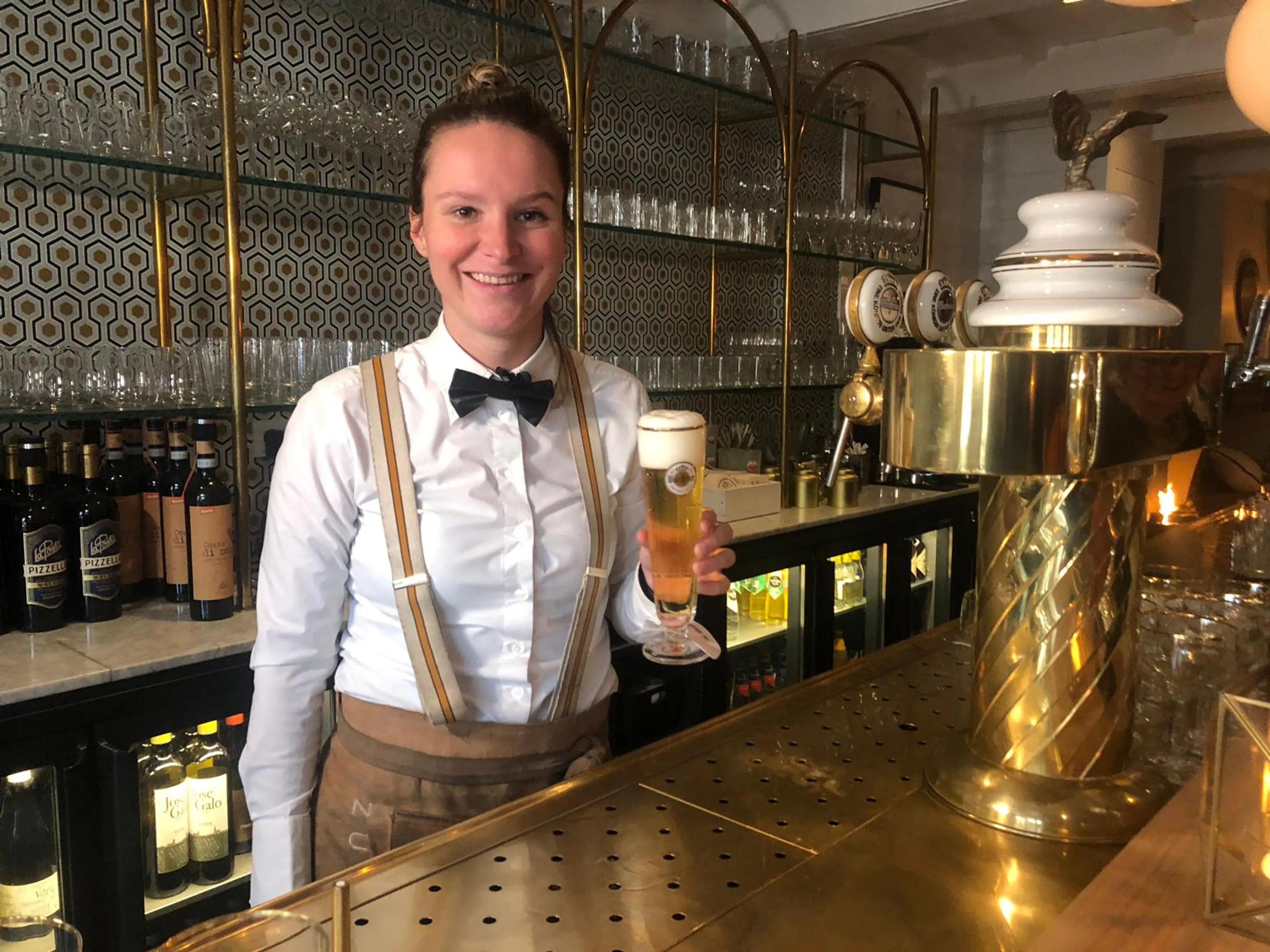 Amber (26) is eerste vrouwelijke kampioen biertappen: 'Ik doe niet mee om te verliezen'