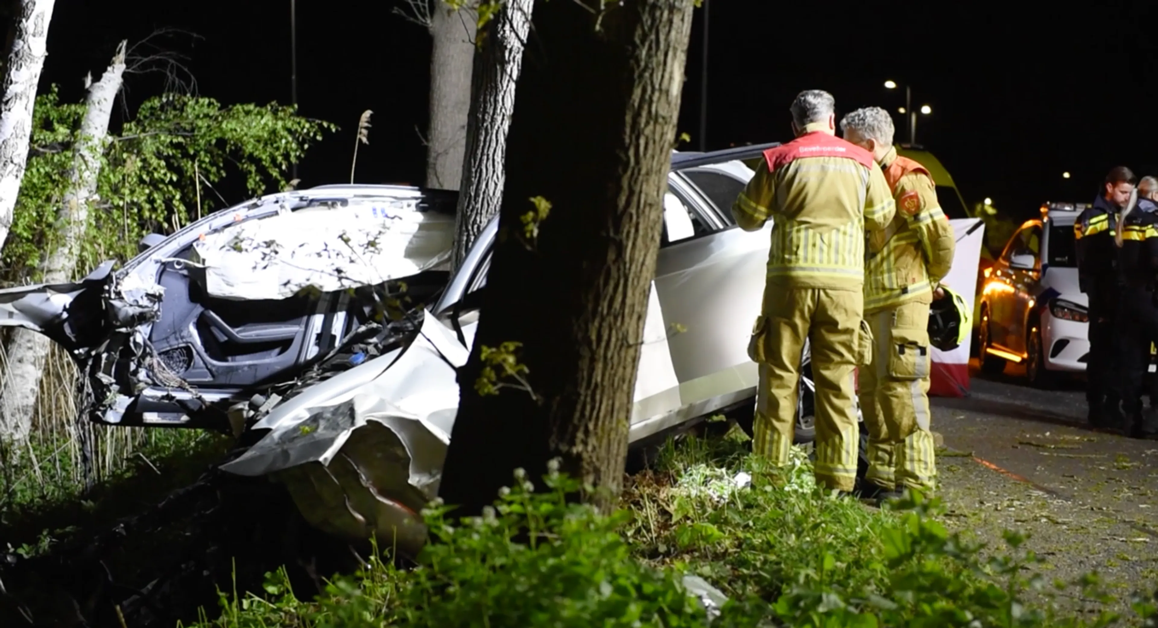 Dode en gewonde na harde klap tegen boom in Weert