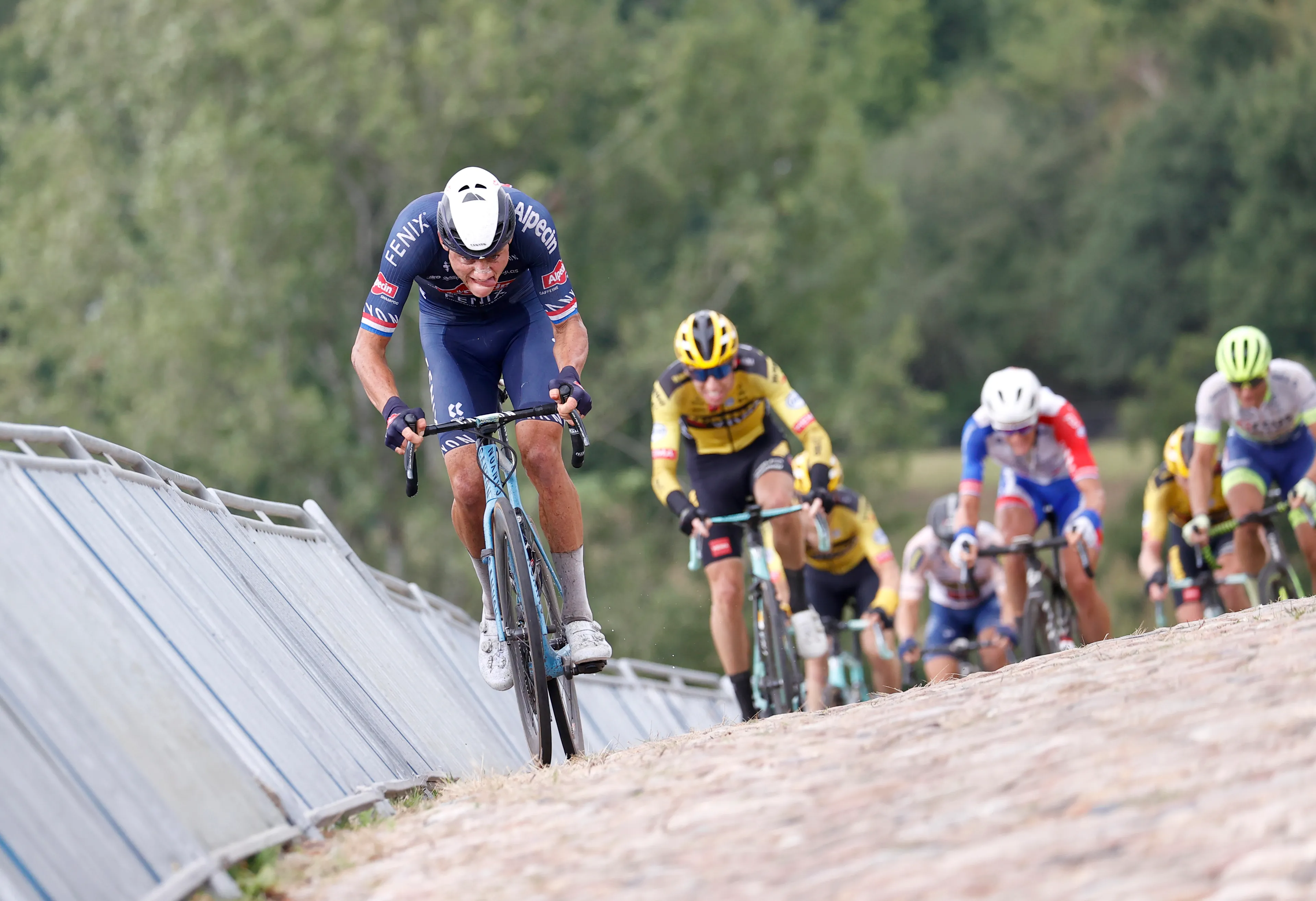 IJzersterke Mathieu van der Poel wint NK wielrennen op de weg