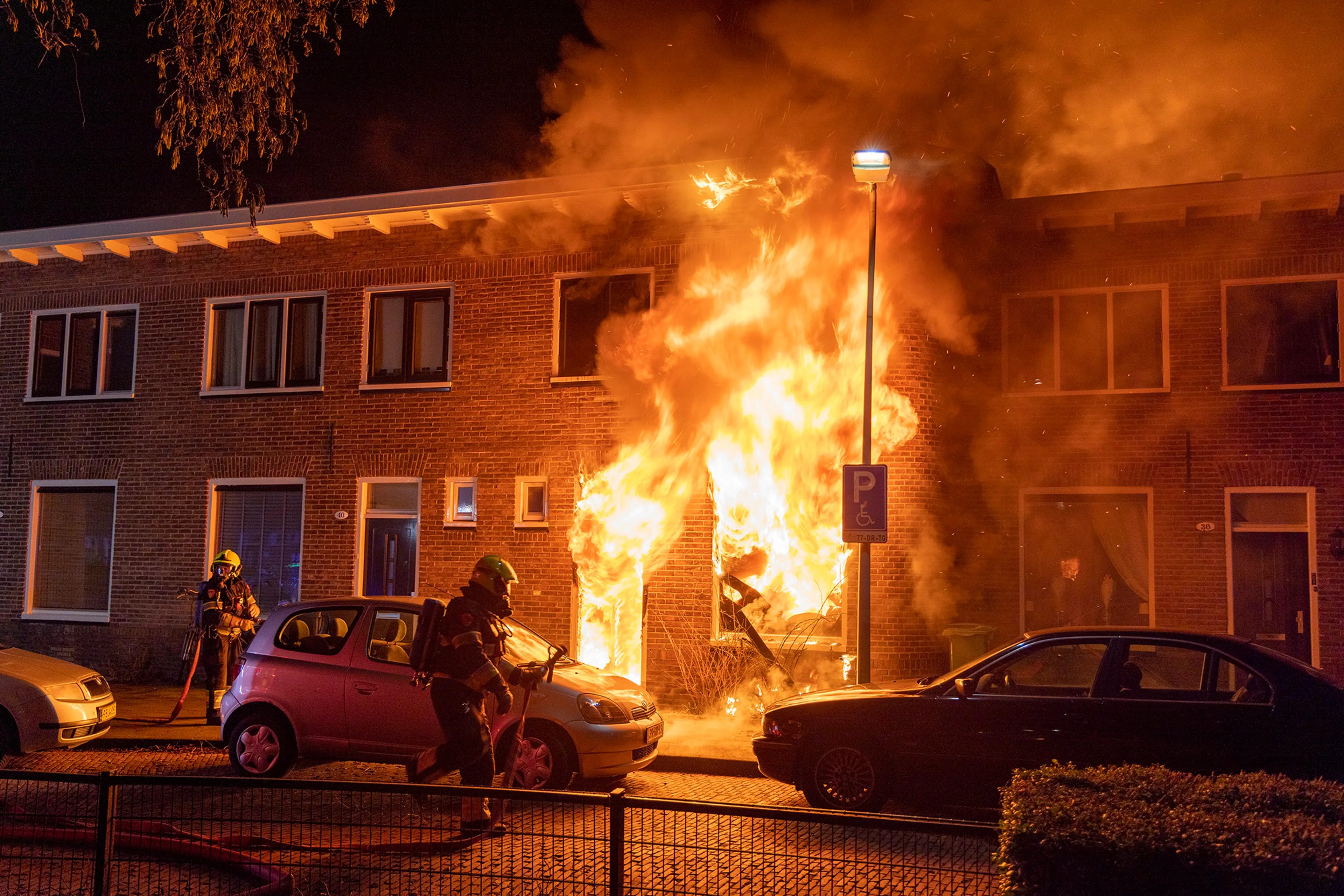 Grote uitslaande brand verwoest woning in Haarlem