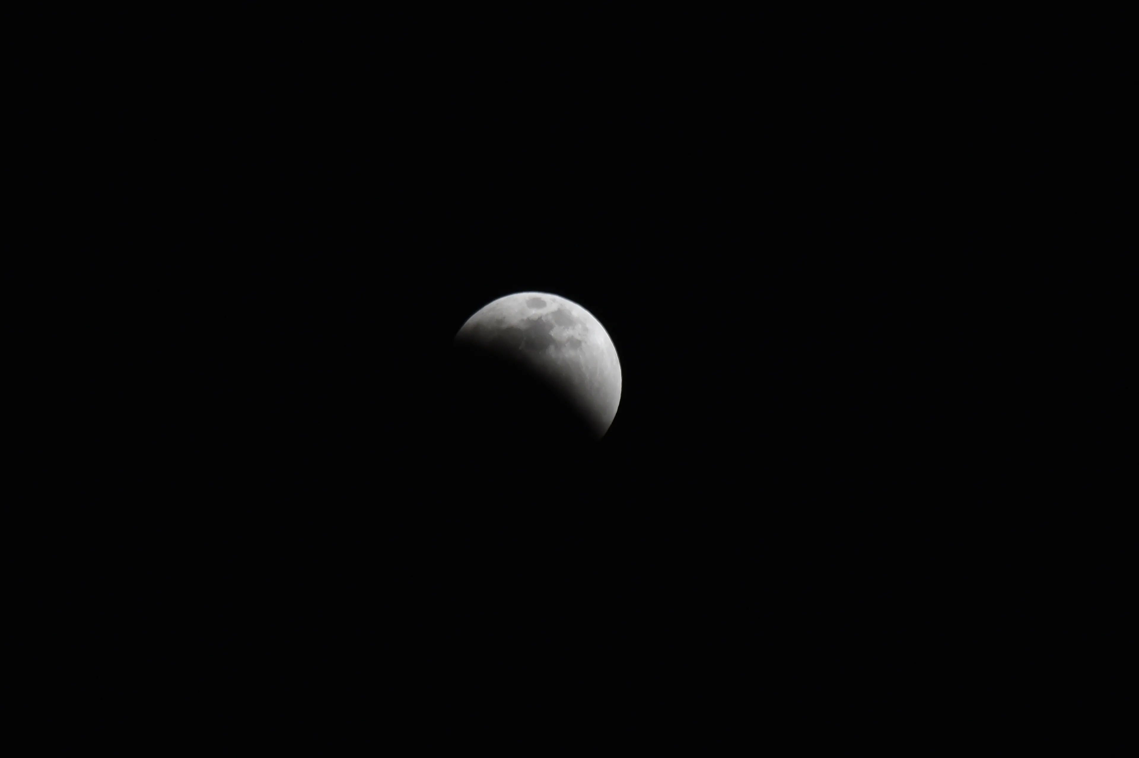 Bijzondere beelden: vannacht 'hap uit de maan' tijdens maansverduistering