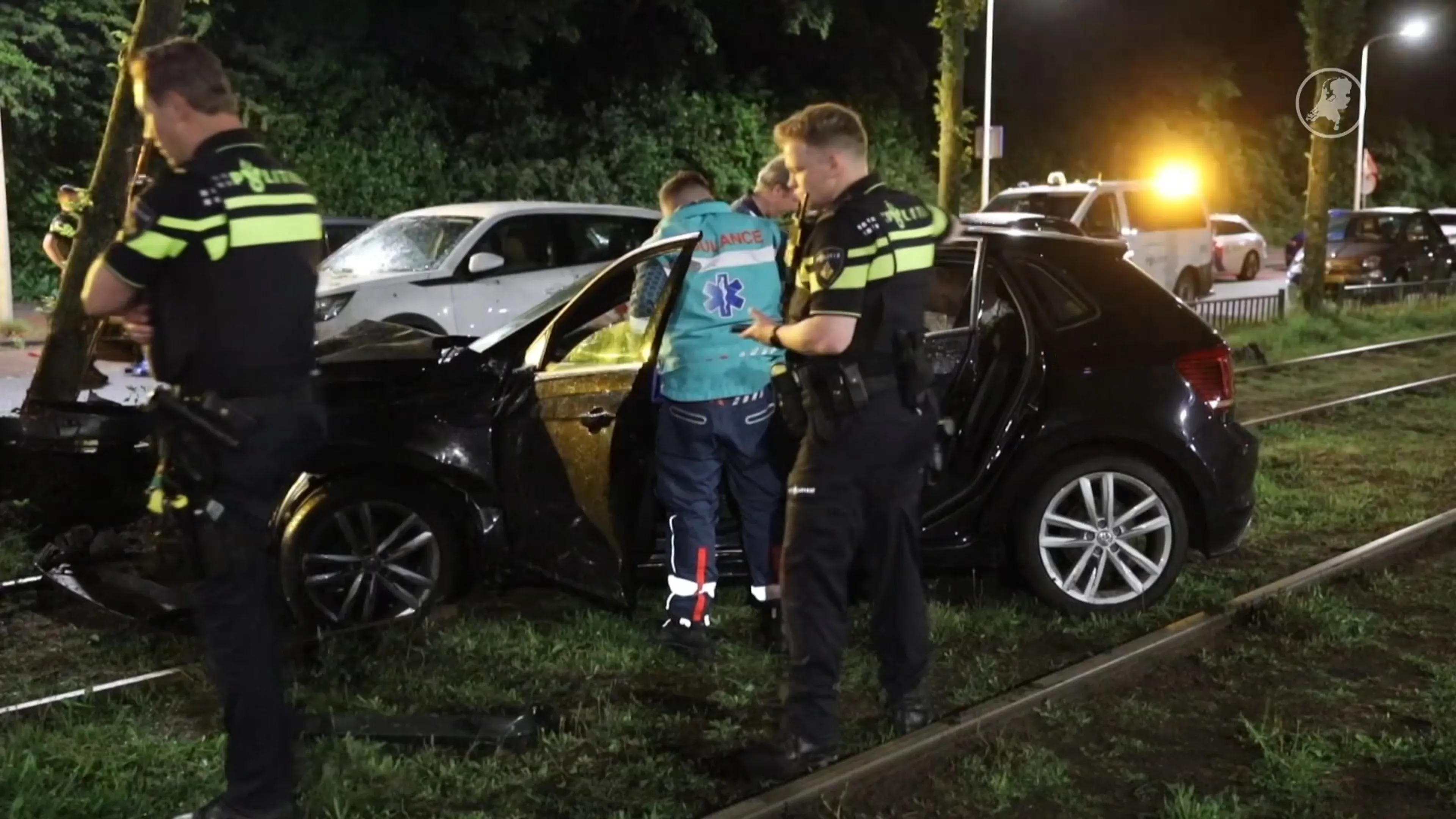 Drankrijder scheurt over trambaan langs afsluiting en crasht in Den Haag