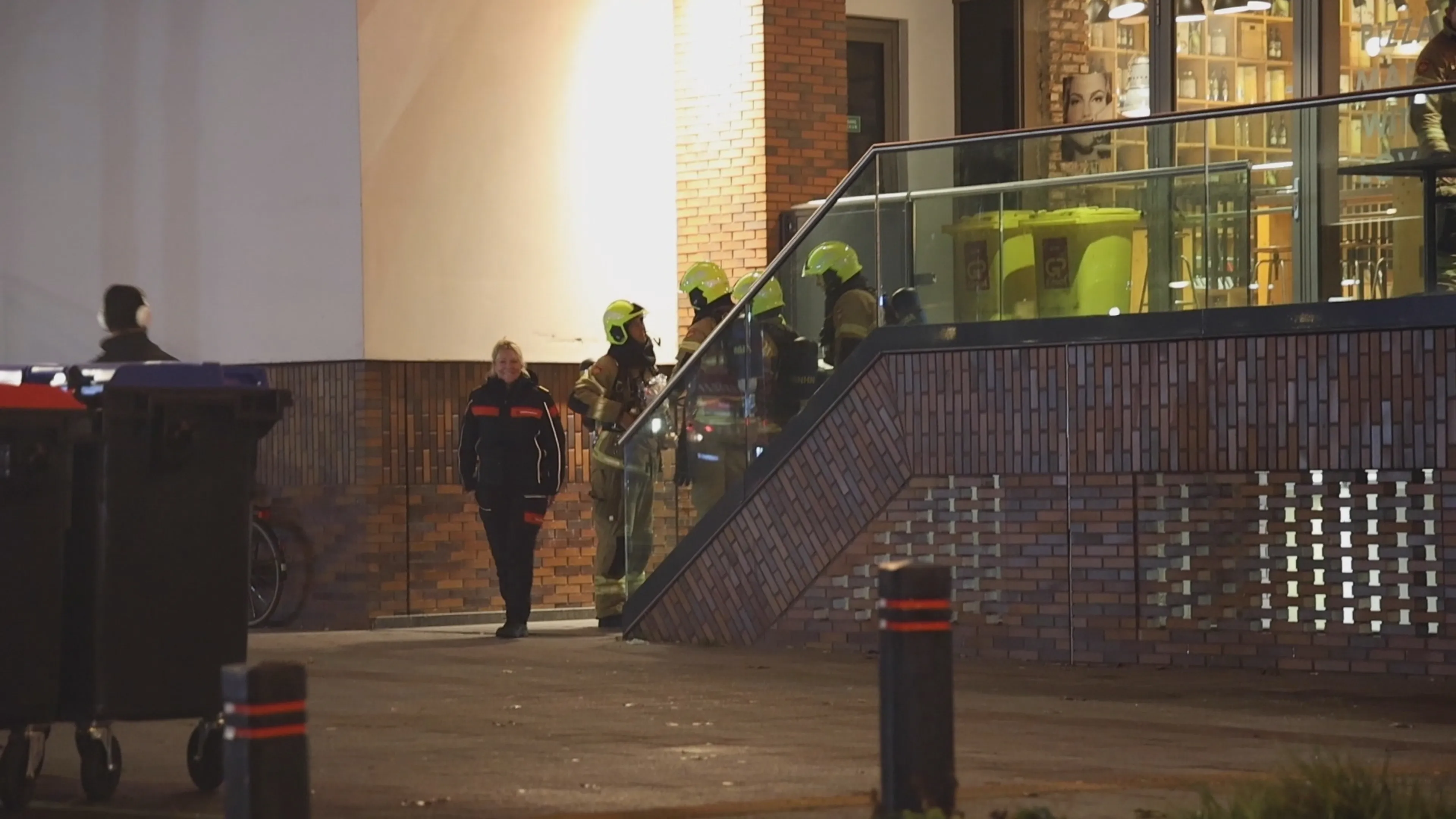 Bioscoop- en casinobezoekers geëvacueerd om brand op dak Alkmaar
