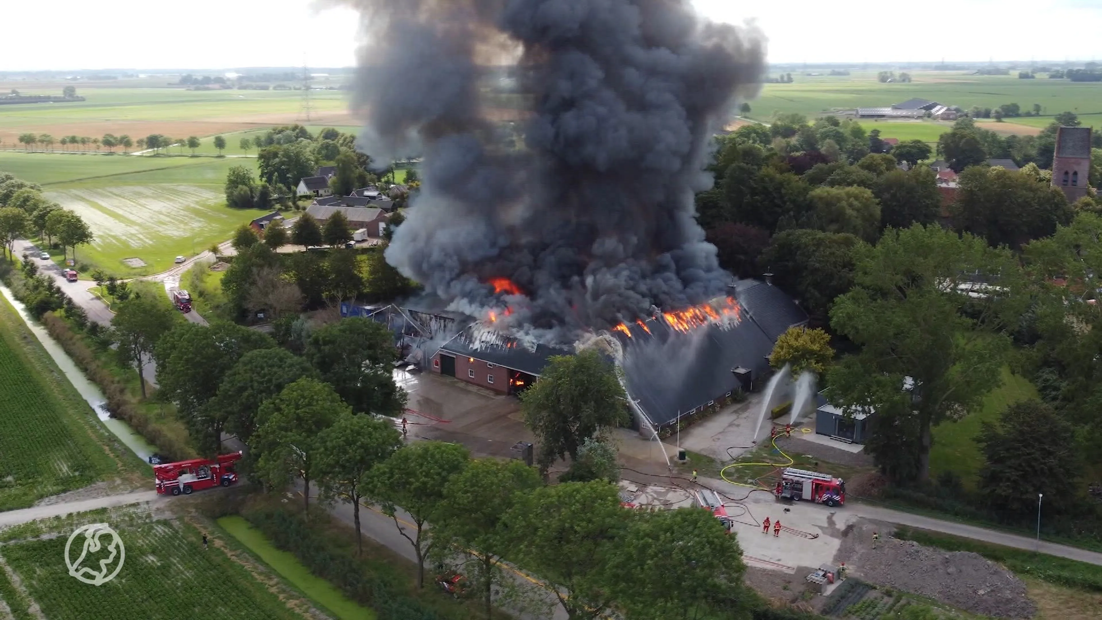 Grote brand in loods, brandweer probeert woning te redden