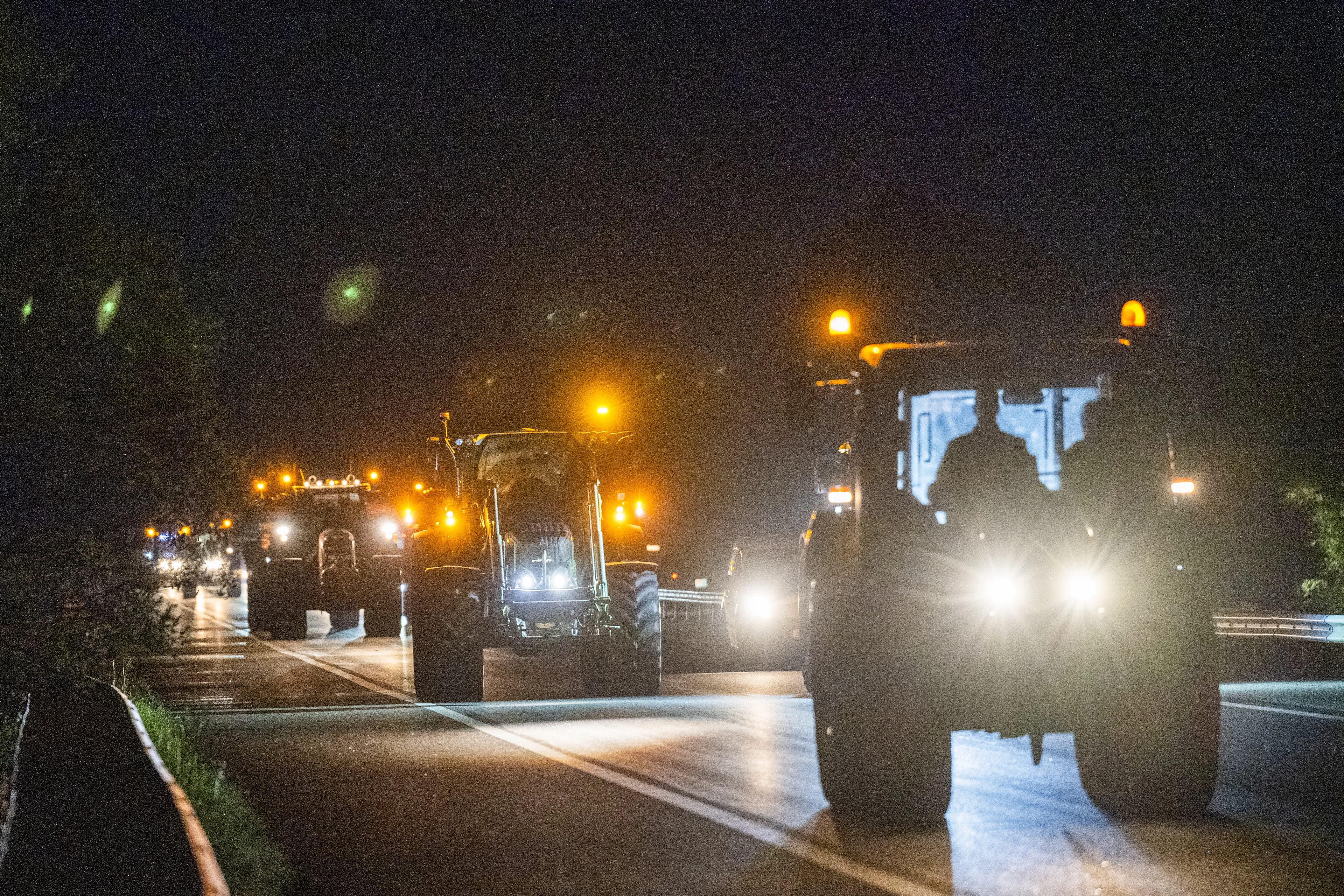 Boeren krijgen bekeuring voor rijden met trekkers op A31